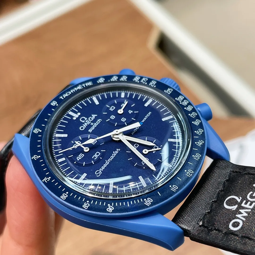 [Original order quality] 💰700! 【Purchasing quality】💰1160! Omega co-branded Swatch, the top version on the market, made of real bioceramic material! Distinguish low-end products in the market! OMEGAxSWATCH Omega x Swatch joint model BIOCERAMIC MOONSWATCH joint watch, this series of watches has a total of 11 models, all named after planetary bodies. They are: Mission to the Sun (gold) Mission to Mercury (dark gray) Mission to Venus (pink) Mission to Earth (blue) Mission to the Moon (black) Mission to Mars (white) Mission to Jupiter (bronze) Mission to Saturn (beige) Mission to Uranus (light blue) Mission to Neptune (dark blue) Mission to Pluto (grey) Each one represents the characteristics of a different planet and uses its elements to decorate the dial, making people want to collect the entire series at once.  Swiss quartz machine, size 42mm. The Velcro strap is waterproof and easy to wear. It is worth buying. It can be collected and given as a gift. It has 11 colors and represents the 11 planets in the universe. The colors are bright and this summer accessory is a must-have!