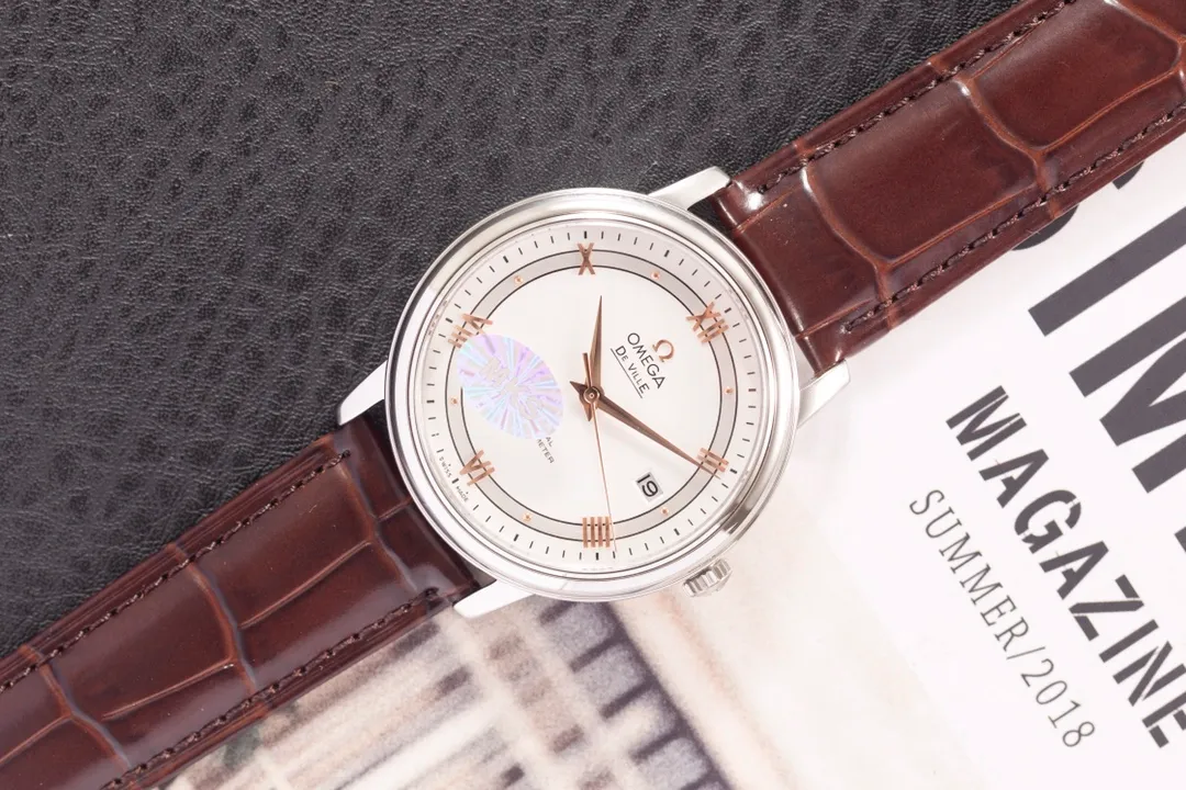 【Foreign Trade Import】💰1720! Omega Butterfly Series 424.13.40.20.02.001 watch. The elegant and slim appearance, combined with the simple and elegant design, captures every detail and perfectly interprets the classic charm of the original elegant business. 1⃣️[Details of the masterpiece] The size of the watch is 39.5 mm x 10 mm. The literal scales and hands all inherit the original craftsmanship. They are first polished and then rhodium-plated to ensure permanent luster and amazing temperament. 2⃣️[Details of the masterpiece] The Omega resistor LOGO on the plate is properly curved, and the edges are chamfered naturally. It seems small and exquisite, not worth mentioning, but in fact the craftsmanship is complicated and contains a lot of things. 3⃣️【Innovation】Using the super stable Japanese Miyota 9015 movement, truly achieving zero repairs. 4⃣️【Five codes in one】Bottom cover, warranty card, and tag are all combined into one, realizing one card, one number!