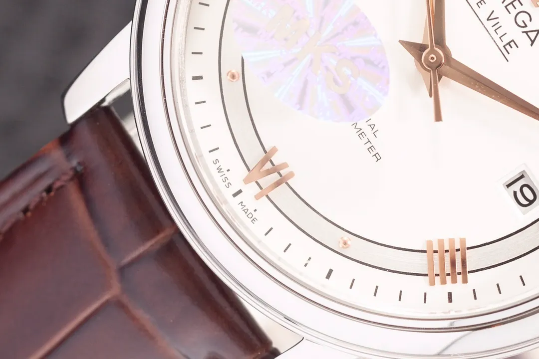 【Foreign Trade Import】💰1720! Omega Butterfly Series 424.13.40.20.02.001 watch. The elegant and slim appearance, combined with the simple and elegant design, captures every detail and perfectly interprets the classic charm of the original elegant business. 1⃣️[Details of the masterpiece] The size of the watch is 39.5 mm x 10 mm. The literal scales and hands all inherit the original craftsmanship. They are first polished and then rhodium-plated to ensure permanent luster and amazing temperament. 2⃣️[Details of the masterpiece] The Omega resistor LOGO on the plate is properly curved, and the edges are chamfered naturally. It seems small and exquisite, not worth mentioning, but in fact the craftsmanship is complicated and contains a lot of things. 3⃣️【Innovation】Using the super stable Japanese Miyota 9015 movement, truly achieving zero repairs. 4⃣️【Five codes in one】Bottom cover, warranty card, and tag are all combined into one, realizing one card, one number!