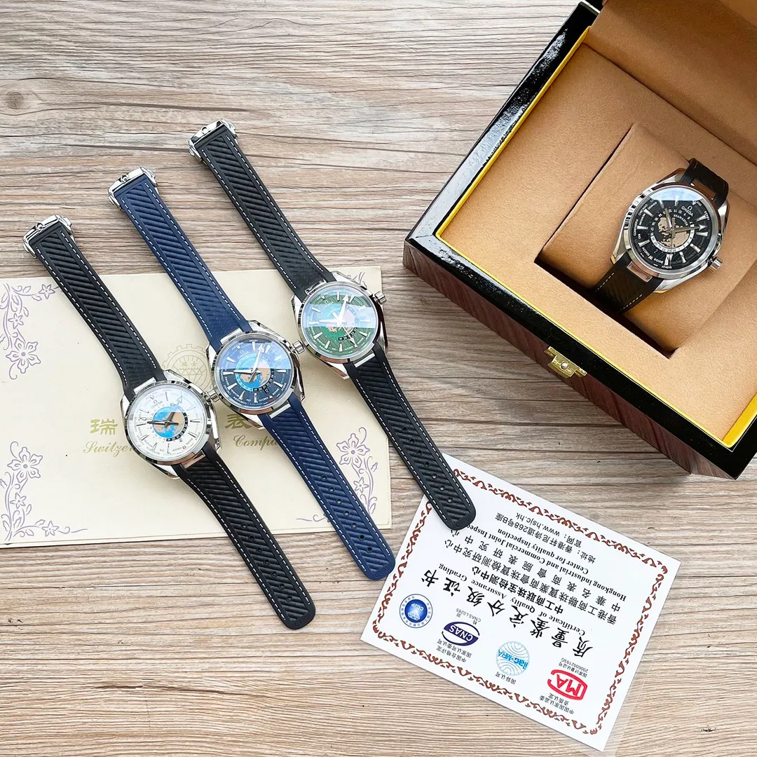 【High-end replica】💰1240! Customized all-in-one machine 💰1720! The Omega Seamaster World Ocean Series Aqua Terra 150 Meter Series world time watch became popular all over the world as soon as it came out. Today, exquisite watchmaking craftsmanship and attention to detail are inherited in newly launched watches, and more eye-catching craftsmanship and design elements are incorporated. The dial adopts Aqua Terra’s classic vertical teak texture, surrounded by different cities around the world. The 43mm case is equipped with an imported fully automatic mechanical movement. There is a new inner dial in the center of the dial. The grade 5 titanium plate shows an image of the earth overlooking the North Pole. The blue ocean is engraved with laser ablation technology, and the outline of the land is outlined in relief.