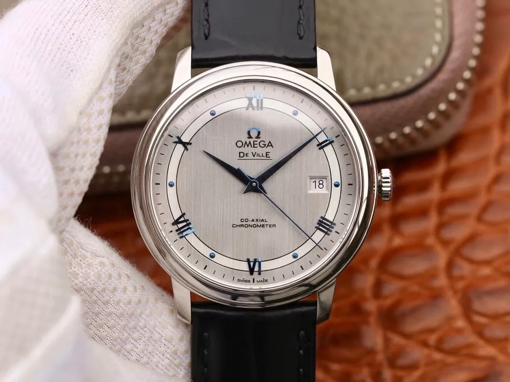 【Customized all-in-one machine】💰1720! Omega’s new De Ville is a replica of the most powerful Omega De Ville watch in history. The elegant and slim appearance, combined with the simple and elegant design, captures every detail and perfectly interprets the classic charm of the original elegant business. [Details of the masterpiece] The size of the watch is 39.5 mm x 10 mm. The literal scales and hands all inherit the original craftsmanship. They are first polished and then rhodium-plated to ensure permanent luster and amazing temperament. [Details of the masterpiece] The Omega resistor LOGO on the plate is well-curved, and the edges are chamfered naturally. It seems small and exquisite, not worth mentioning, but in fact the craftsmanship is complicated and contains a lot of things. [Details of a masterpiece] The brushing process of the bottom cover is consistent with the original product, and the position and details of the embossed logo are of the highest quality in the market. [Innovative move] It adopts the super stable imported Citizen 9015 integrated movement, truly achieving zero repair.