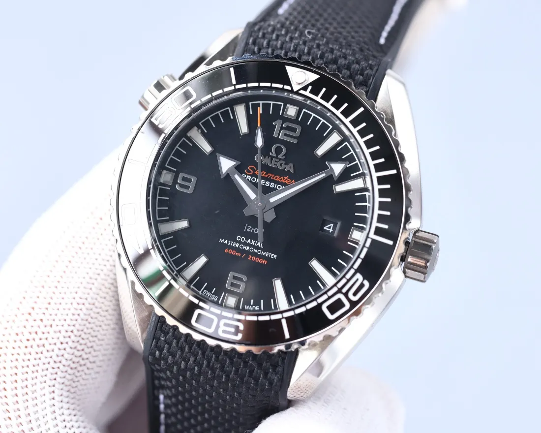 Omega Planet Ocean 600 meters, the entire series of watches once again reaches the top! Five codes in one, warranty card, diamond card, observatory certification card, hang tag, etc. Exclusive number 87895505, exclusive quality, exclusive packaging. In 2021, the official website strongly recommends the exclusive quality of the Seamaster series 600-meter diving watch. [Model] 215.32.44.21.01.001 [Movement] Equipped with 8900/8906 automatic mechanical movement, original see-through design, corrected movement, accurate running time, strong practicality, 100% waterproof [Glass] With arched wear-resistant glass, diameter 43.5mm, thickness 15.5mm [Case] Made of 316L stainless steel, post-processed and polished, equipped with the only original ceramic ring in its class with an original one-way rotating timing ring. [Watch strap] Belt/tape/steel strap, buckle steel strap 316L fine steel brushed and polished, Italian imported cowhide with imported frog glue, steel strap with same-level original Omega stretch buckle, same-level value, please certify exclusive details, exclusive quality code is 87895505 Authentic copy-Reprint🔥Top product, high quality products constantly🔥