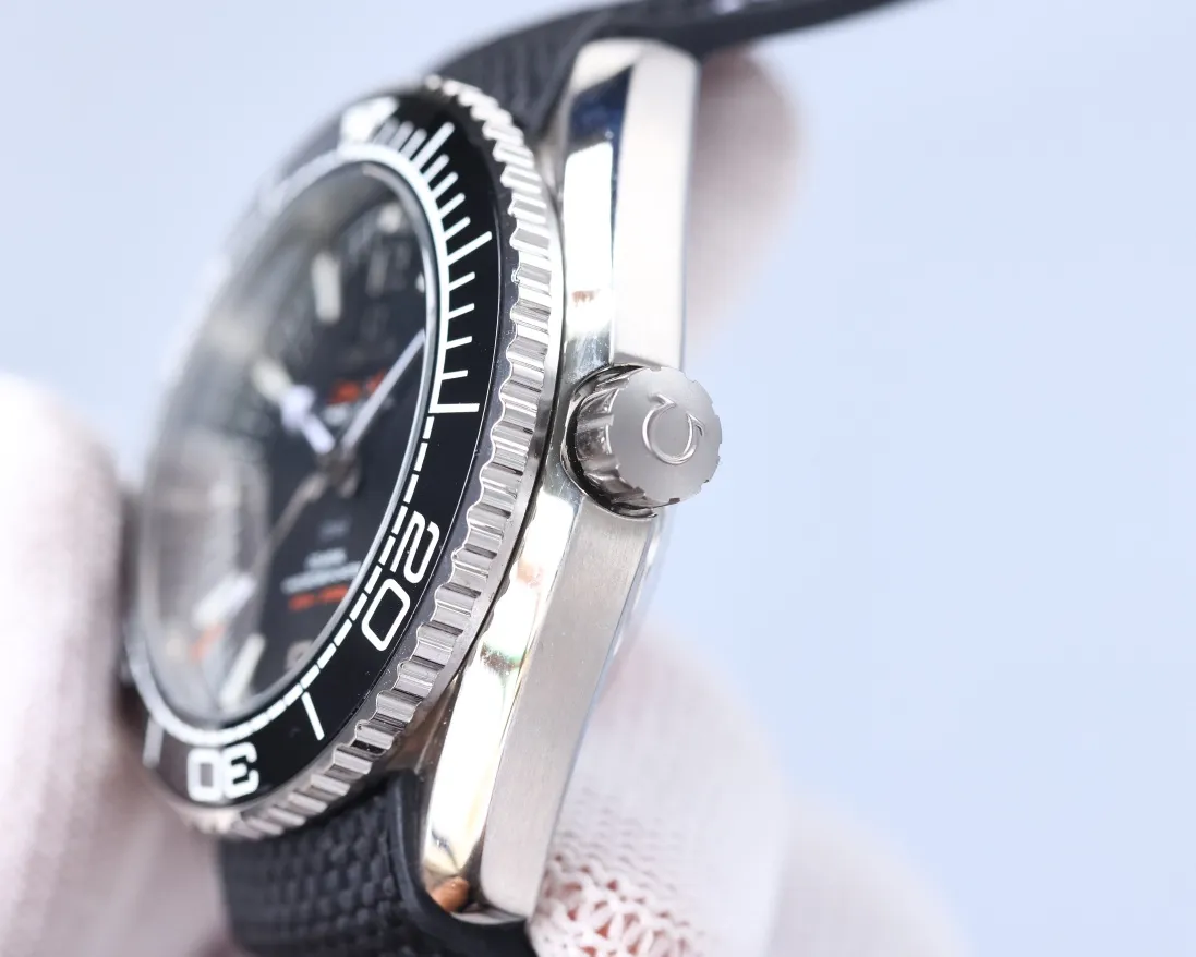 Omega Planet Ocean 600 meters, the entire series of watches once again reaches the top! Five codes in one, warranty card, diamond card, observatory certification card, hang tag, etc. Exclusive number 87895505, exclusive quality, exclusive packaging. In 2021, the official website strongly recommends the exclusive quality of the Seamaster series 600-meter diving watch. [Model] 215.32.44.21.01.001 [Movement] Equipped with 8900/8906 automatic mechanical movement, original see-through design, corrected movement, accurate running time, strong practicality, 100% waterproof [Glass] With arched wear-resistant glass, diameter 43.5mm, thickness 15.5mm [Case] Made of 316L stainless steel, post-processed and polished, equipped with the only original ceramic ring in its class with an original one-way rotating timing ring. [Watch strap] Belt/tape/steel strap, buckle steel strap 316L fine steel brushed and polished, Italian imported cowhide with imported frog glue, steel strap with same-level original Omega stretch buckle, same-level value, please certify exclusive details, exclusive quality code is 87895505 Authentic copy-Reprint🔥Top product, high quality products constantly🔥