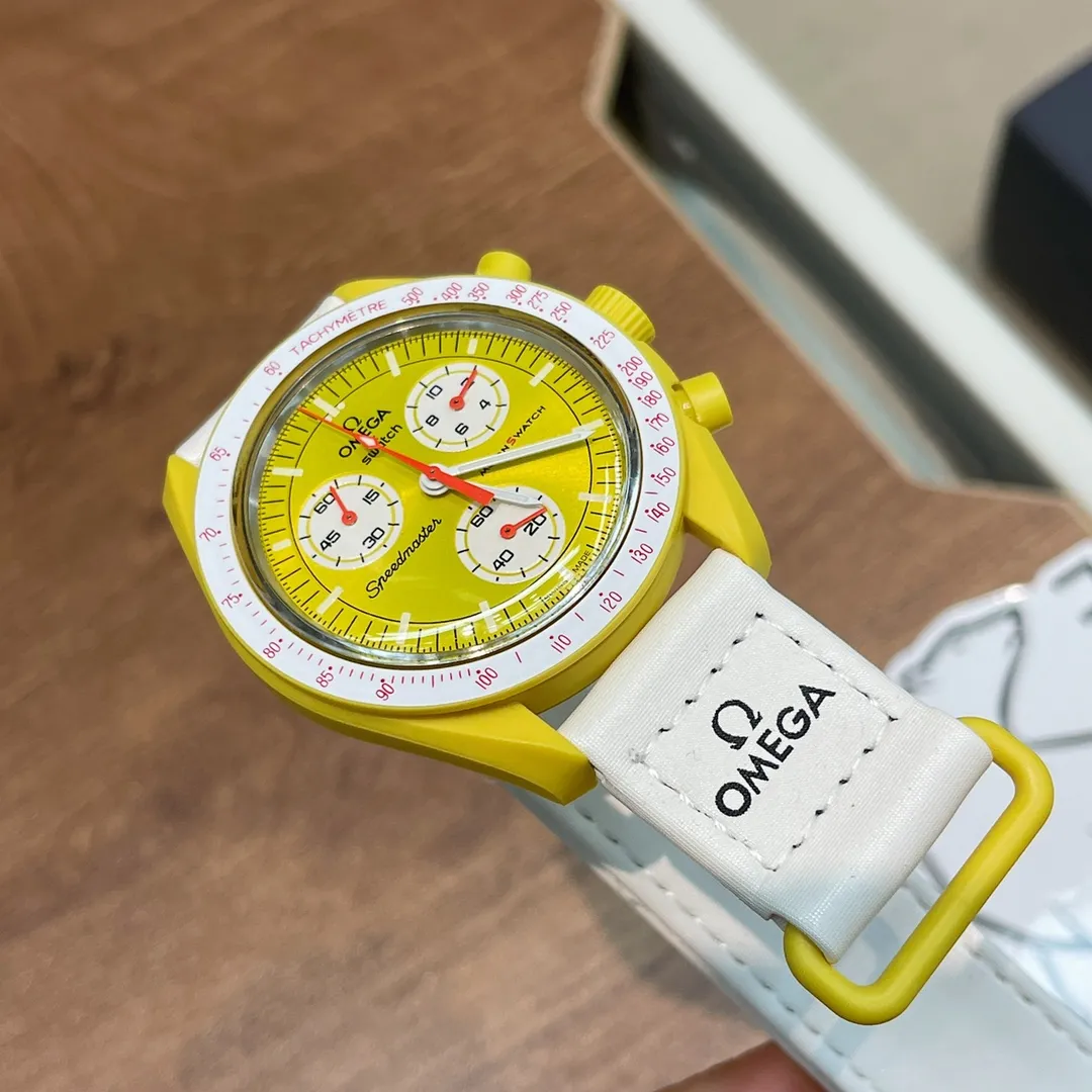 [Original order quality] 💰700! 【Purchasing quality】💰1160! Omega co-branded Swatch, the top version on the market, made of real bioceramic material! Distinguish low-end products in the market! OMEGAxSWATCH Omega x Swatch joint model BIOCERAMIC MOONSWATCH joint watch, this series of watches has a total of 11 models, all named after planetary bodies. They are: Mission to the Sun (gold) Mission to Mercury (dark gray) Mission to Venus (pink) Mission to Earth (blue) Mission to the Moon (black) Mission to Mars (white) Mission to Jupiter (bronze) Mission to Saturn (beige) Mission to Uranus (light blue) Mission to Neptune (dark blue) Mission to Pluto (grey) Each one represents the characteristics of a different planet and uses its elements to decorate the dial, making people want to collect the entire series at once.  Swiss quartz machine, size 42mm. The Velcro strap is waterproof and easy to wear. It is worth buying. It can be collected and given as a gift. It has 11 colors and represents the 11 planets in the universe. The colors are bright and this summer accessory is a must-have!