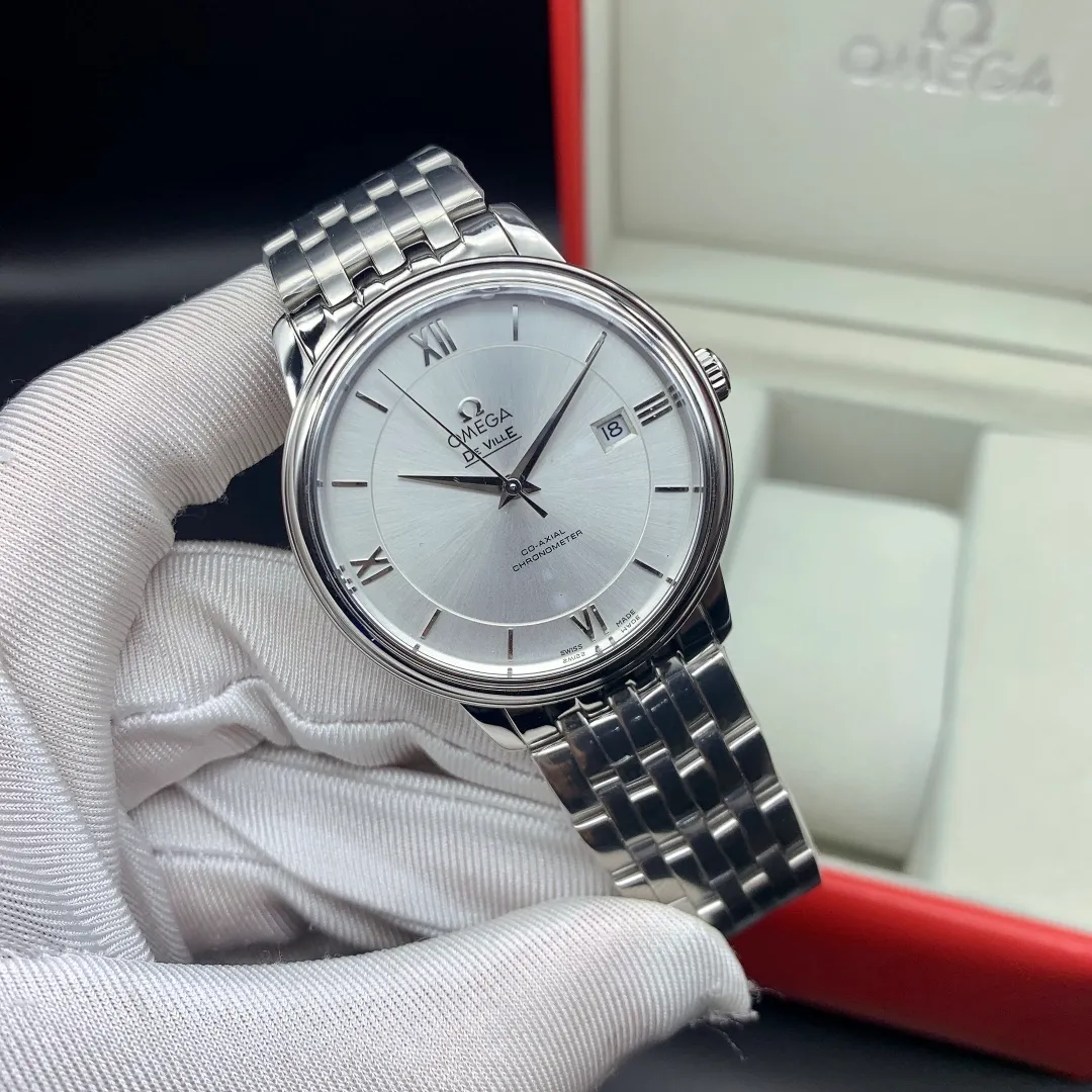 【High-end replica】💰1160! 【Customized all-in-one machine】💰1640! Omega's new arrival🔥🔥As a star hot-selling product✨✨basic model, the Diefei series⌚️⌚️ is favored by consumers with its classic and elegant design, and it is also the first choice for business! Reasons for recommendation: [Design]: This is the basic model of the Diefei series. It has an all-stainless steel case with the same brushed dial. The three hands are matched with the classic design of the 3⃣️ dot calendar window. The bottom cover is also engraved with the "God of Time" (a super primitive god from ancient Greek mythology, interpreting Omega's unique romantic meaning of time). A variety of dial elements are optional, and the steel skin is perfectly replaced. The simple atmosphere is suitable for different occasions, and the overall style is more youthful and energetic! [Configuration]: It adopts the imported Citizen 8215🇯🇵/9015 all-in-one movement, which has zero faults and more accurate travel time. The sapphire glass mirror is scratch-resistant and wear-resistant, the crown is polished to a perfect arc, and the brand logo "Ω" is clearly visible. [Size]: 39.5mmx11mm The overall appearance is elegant and gorgeous. Its style is suitable for formal wear, simplicity, fashion, literature and art, leisure, etc. It is the best choice for daily commuting and business negotiations! Welcome to order, make sure the quality🥂Worry-free after-sales🌹🌹
