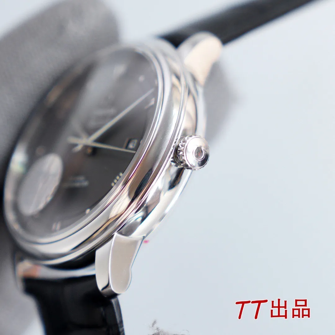 【High-end replica】💰1160! 【Customized all-in-one machine】💰1720! The first thing that comes to mind for the Omega De Ville series is its dignified, elegant, simple, simple, and unobtrusive appearance. Although simple, it is very delicate. The watches in this series are worn with a steady, cautious and steady character. Configuration parameters: Brand: Omega Series: Diefei series Movement: Imported Citizen 9015 all-in-one movement (upgraded version) Each movement undergoes strict QC calibration before shipment. Very strict, zero repairs. Design service life: 10 years. Case material: 316L stainless steel, CNC numerical control engraving, ultra-precision, waterproof depth 100 meters🏊‍♀🏊🏊 Lettering: The latest version of the disc flying track lettering, the word nails are butt welded and inlaid with the same process as the genuine ones (the first in the industry) Table diameter: 39.5*9.7mm (the only one on the market that is consistent with the genuine ones) Product grade: Super A Glass: Imported sapphire glass (0 difference in exposure and transparency compared with the original) Belt: Genuine American alligator leather strap (black/brown) Steel strap: 316L steel professionally polished by top masters /Gloss/Smoothness/Comfort/The same quality as genuine ones. Buttons: Original easy-to-tie pin buckles. Steel buckles: Original mold opening. Same craftsmanship. Same functions. "Manually extendable buckle"