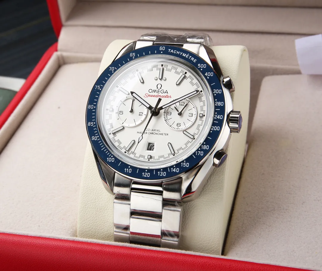 【High-end replica】💰1760! The new Omega Speedmaster racing watch is released. This watch uses a 42mm stainless steel case and a 904L bracelet, with a black ceramic bezel ring. The original model is re-engraved and equipped with an imported mechanical fully automatic movement, truly achieving zero repairs. Lug distance: 20mm Bracelet: Cowhide strap (stainless steel strap) Case: Stainless steel case Mirror: Arc-shaped double-sided anti-reflective and wear-resistant glass mirror Waterproof performance: 20 atmospheres (200 meters)