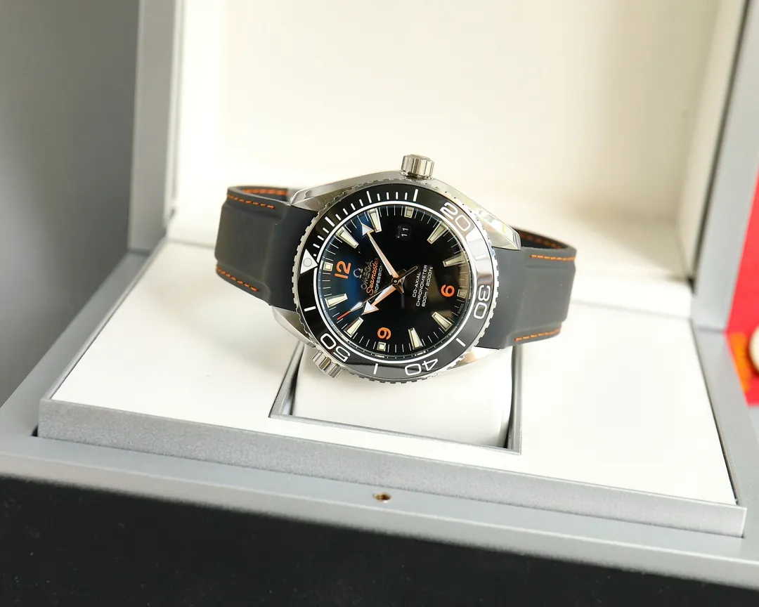 【High-end replica】💰1240! 【Customized all-in-one machine】💰1720! 【Top Replica】💰Private chat! In 2022, Omega officially strongly recommends the Planet Ocean 600-meter diving watch with exclusive quality on the entire network [Movement] Equipped with coaxial 8900 splint, corrected movement 8900 restoration all-in-one machine [Buckle] Genuine belt original buckle [Glass] Anti-scratch and wear-resistant blue light glass [Case] ​​Made of 316L stainless steel case, equipped with the only one-way rotating ceramic ring in its class. Three degrees waterproof, watch diameter 43.5mm×13mm