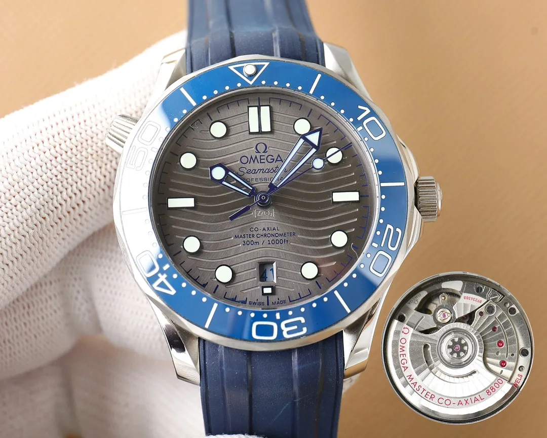 【Top replica】💰2900! Omega Seamaster upgraded version - the only series on the market that is synchronized with VS! Big news coming Basel's new Seamaster 300-meter tape diving watch is finally available. The diameter of the watch has been upgraded to 42 mm, and it is equipped with the Omega 8800 Master Chronometer movement (black balance wheel). The Omega logo is engraved next to the movement balance wheel. The iconic diving bezel is made of ceramic material. The high-quality diving scale is made with Omega Ceragold technology and covered with white enamel, highlighting the lasting and pure beauty. The perfect combination of the watch with the wavy tape and the wavy text makes the Seamaster 300 series the highest style among diving watches. 🔥Top product Excellent products 🔥