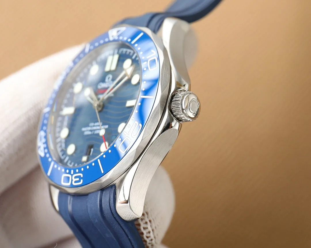 【Top replica】💰2900! Omega Seamaster upgraded version - the only series on the market that is synchronized with VS! Big news coming Basel's new Seamaster 300-meter tape diving watch is finally available. The diameter of the watch has been upgraded to 42 mm, and it is equipped with the Omega 8800 Master Chronometer movement (black balance wheel). The Omega logo is engraved next to the movement balance wheel. The iconic diving bezel is made of ceramic material. The high-quality diving scale is made with Omega Ceragold technology and covered with white enamel, highlighting the lasting and pure beauty. The perfect combination of the watch with the wavy tape and the wavy text makes the Seamaster 300 series the highest style among diving watches. 🔥Top product Excellent products 🔥