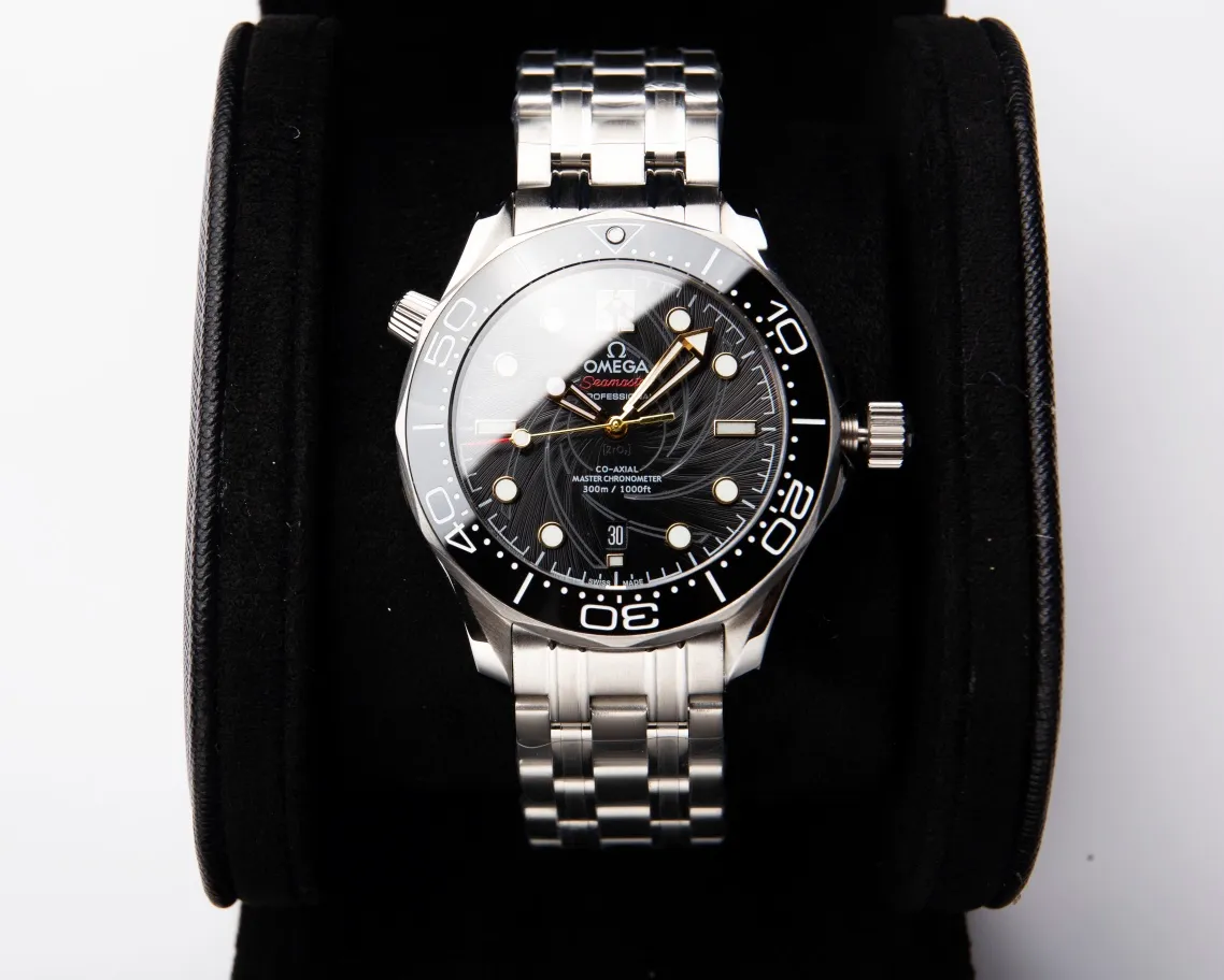 【High-end replica】💰1300! Customized all-in-one machine 💰1900! Omega Seamaster 007 First Anniversary Series 300-meter Diving Watch is of exclusive quality on the entire network. [Movement] Equipped with the brand new 9015 all-in-one fully automatic mechanical movement imported from Japan, it truly achieves zero repairs, accurate running time, strong practicality and 100% waterproof. [Glass] High-definition double-bore sapphire mirror [Ceramic ring] Use imported ceramic ring [Pointer] Super-LumiNova [Pointer] Corresponds to the original electroplated metal rotor [Literal] Corresponds to the counter Seamaster 300 porcelain surface craftsmanship (the visual effect beats ordinary oil pressure) [Case] ​​Made of 316L stainless steel case, equipped with the only original ceramic one-way rotating timing ring in its class. The pressure relief valve on the side of the case is the same as the original one. Table diameter 42, official perfect size!
