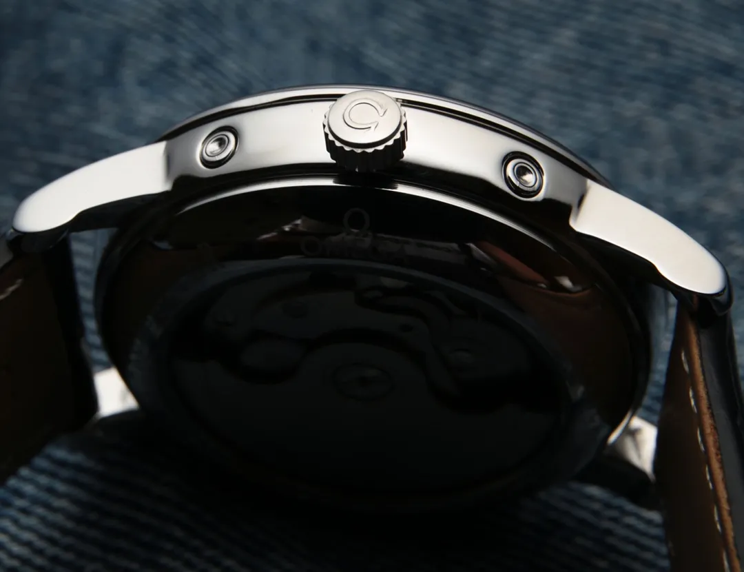 【Foreign Trade Import】💰1720! Omega 🔥Classic and timeless🔥Simple and fashionable🔥🎈 Type: Boutique men's watch Strap: Genuine cowhide strap Movement: Top-grade fully automatic mechanical movement Mirror: High-definition sapphire mirror Elegant taste Vast and majestic Ingenuity A treasure for the wrist Size: 40m in diameter and 11mm thick Hot sale on the market! Welcome to reprint!  High-definition pictures 🎈Taken in kind🎬 No color difference 🎈The real thing is more refined🎈 Focus on quality and never forget the original intention! Real display, produced by JH!