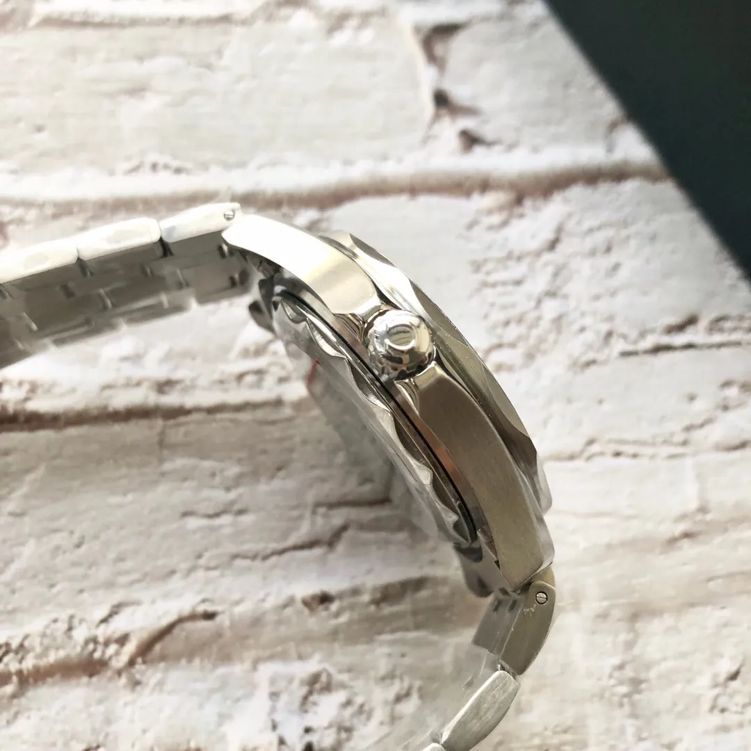 【High-end replica】💰1160! Omega Seamaster series ceramic ring is produced with strict and consistent details. 🇨🇳Original synchronization, the same size of 42mm, equipped with fully automatic imported mechanical Citizen movement, and the mystery is optional. ✈️On the occasion of the 25th anniversary of the advent of diving watches, the new classic Seamaster series 300-meter diving watch was born against this background. This watch produced by Qiao Qiao really innovates and changes the brand's Haima series from the inside out.