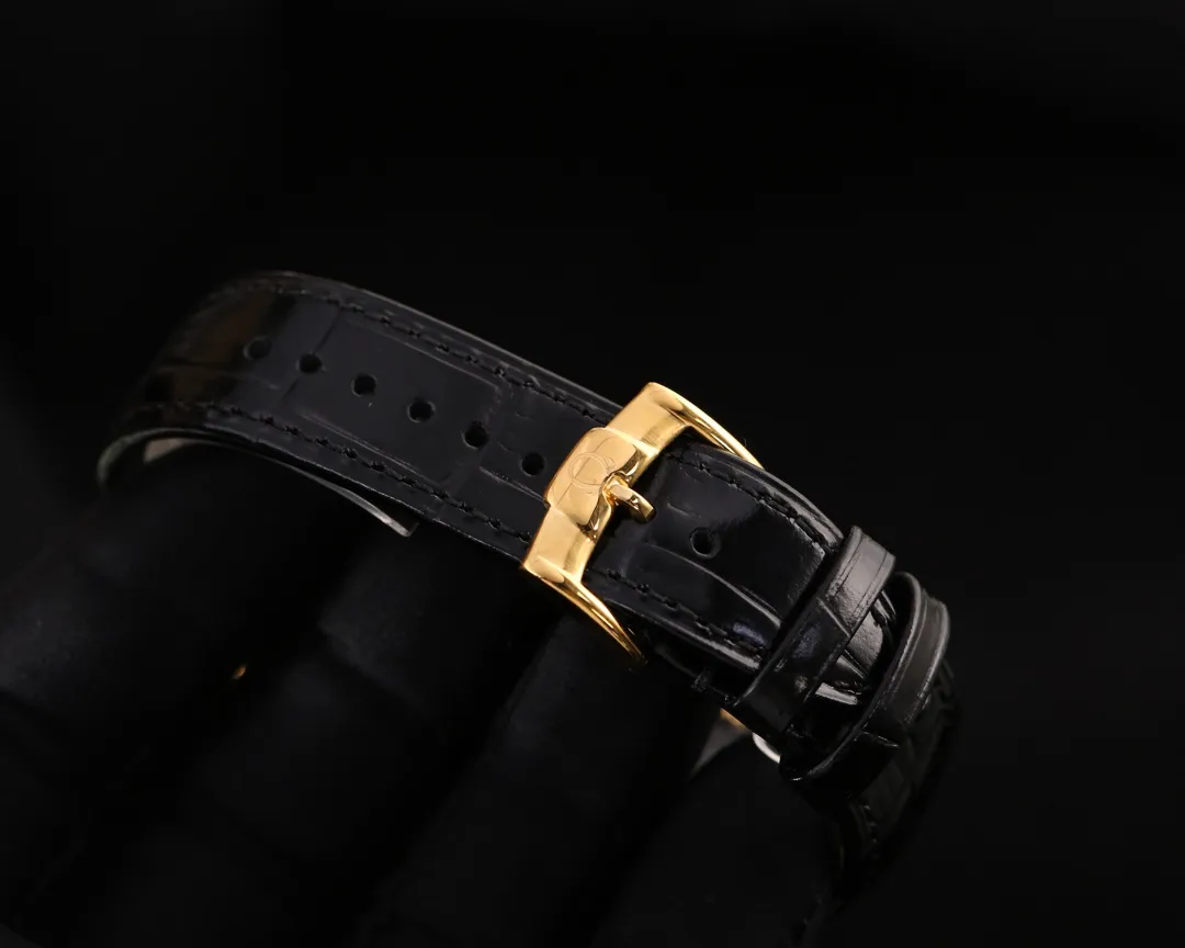 [Foreign trade import] 💰1200 Omega (top quality, outstanding debut) 🎉🎉9 stars [Type]: Fine men's watch (top) exquisite quality [Strap]: Genuine cowhide strap (durable) [Movement]: Top mechanical movement (stable) [Material]: Mineral super mirror (wear-resistant) Exquisite quality Generous style Excellent temperament Wisdom and exclusivity [Size]: 41mm in diameter and 12mm thick. Hot on the market! Welcome to reprint!