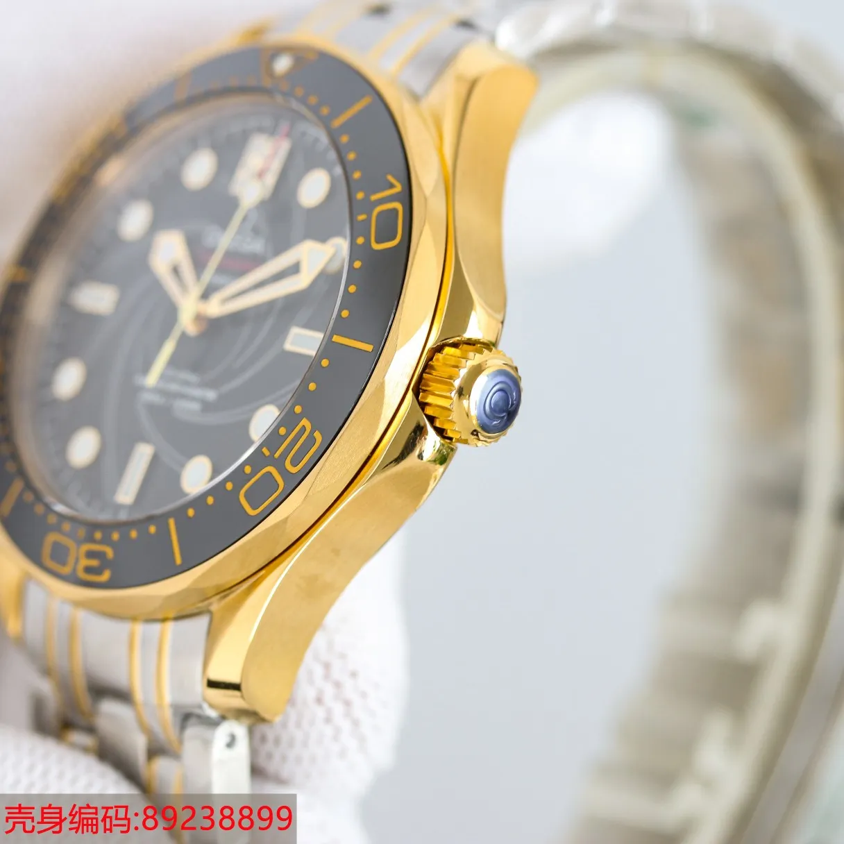 【High-end replica】💰1300! 【Customized all-in-one machine】💰1900! Omega Seamaster 007 First Anniversary Series 300-meter Diving Watch is of exclusive quality on the entire network. [Movement] It is equipped with a brand new Citizen all-in-one fully automatic mechanical movement imported from Japan, which truly achieves zero repairs, accurate running time, strong practicality and 100% waterproof. [Glass] High-definition double-bore sapphire glass [Ceramic ring] Imported ceramic ring with 12-point sapphire moonlight beads (beautiful/high-end) [Pointer] Super-LumiNova luminous coating, blue and green two-color luminous, green luminous display on the minute hand with green luminous dot on the bezel for diving oxygen countdown [Turbo plate] Corresponds to the original 8800, 8806, 8807 electroplated metal rotor [Literal] Corresponds to the counter Haima 300 porcelain surface craftsmanship (the visual effect beats ordinary oil pressure) [Case] Made of 316L fine steel case, equipped with the only original ceramic one-way rotating chronograph ring in its class. The pressure relief valve on the side of the case is the same as the original one. The watch diameter is 42/11mm, the official perfect size, with the latest 007 logo on the side