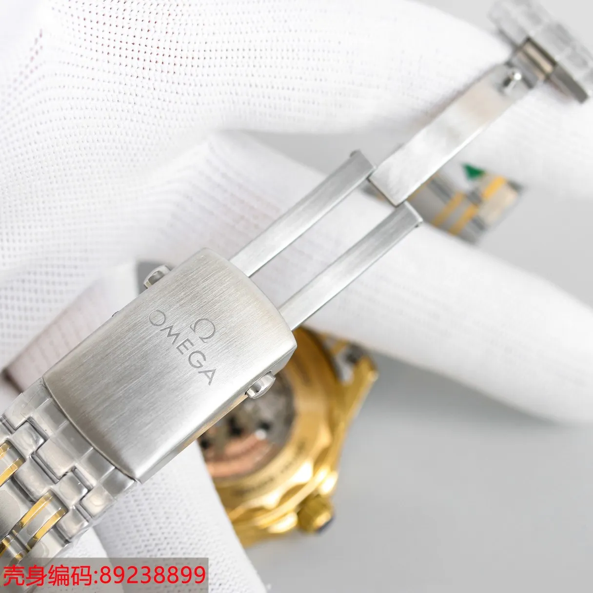 【High-end replica】💰1300! 【Customized all-in-one machine】💰1900! Omega Seamaster 007 First Anniversary Series 300-meter Diving Watch is of exclusive quality on the entire network. [Movement] It is equipped with a brand new Citizen all-in-one fully automatic mechanical movement imported from Japan, which truly achieves zero repairs, accurate running time, strong practicality and 100% waterproof. [Glass] High-definition double-bore sapphire glass [Ceramic ring] Imported ceramic ring with 12-point sapphire moonlight beads (beautiful/high-end) [Pointer] Super-LumiNova luminous coating, blue and green two-color luminous, green luminous display on the minute hand with green luminous dot on the bezel for diving oxygen countdown [Turbo plate] Corresponds to the original 8800, 8806, 8807 electroplated metal rotor [Literal] Corresponds to the counter Haima 300 porcelain surface craftsmanship (the visual effect beats ordinary oil pressure) [Case] Made of 316L fine steel case, equipped with the only original ceramic one-way rotating chronograph ring in its class. The pressure relief valve on the side of the case is the same as the original one. The watch diameter is 42/11mm, the official perfect size, with the latest 007 logo on the side