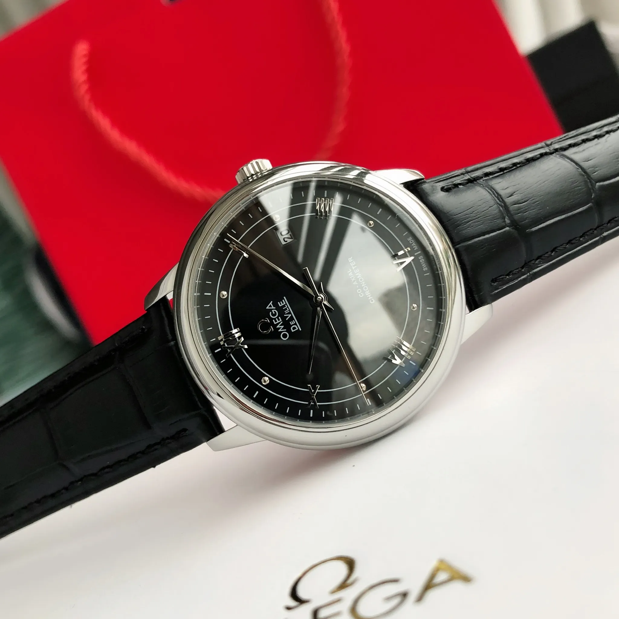 【High-end replica】💰1160! 【Customized all-in-one machine】💰1720! 2023 upgraded blockbuster model - Omega Butterfly De Ville series men's watch [Casual, simple and classic hot model] After the De Ville series was discontinued last year, the factory persisted in adhering to the concept of providing better prices and being more people-friendly. It spent nearly a year strictly controlling and selecting high-quality suppliers of various accessories. Thanks to the strong support of a replica factory, it has worked hard to create today's upgraded and high-quality products at the same price‼ ️ This upgrade uses the same-level lettering from a certain factory, corrects the original synchronous stretch clasp, and passes the factory damage test to ensure excellent quality [Movement] Equipped with zero repair 💯 Brand new Citizen 9015 all-in-one automatic mechanical movement, precise travel time and long-lasting, highly recognized by watch friends [Case] 316L stainless steel case, modified and beautiful body The bottom cover is embossed according to the original synchronized track text. The 39.5mm shell size adheres to the same original details. Curved dial. 100-meter depth waterproof. Scratch-resistant sapphire mirror. [Bracelet] Use 316L stainless steel bracelet with original folding stretch buckle of the same material or calfskin strap. This picture is a real shot of a customized all-in-one machine!