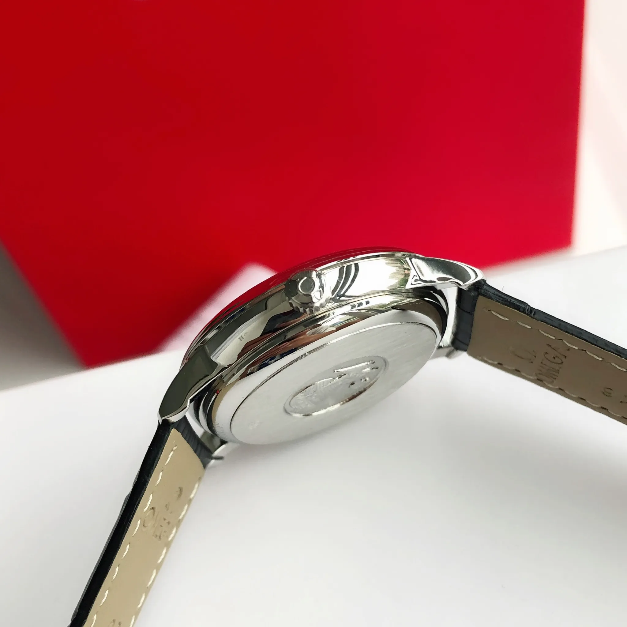 【High-end replica】💰1160! 【Customized all-in-one machine】💰1720! 2023 upgraded blockbuster model - Omega Butterfly De Ville series men's watch [Casual, simple and classic hot model] After the De Ville series was discontinued last year, the factory persisted in adhering to the concept of providing better prices and being more people-friendly. It spent nearly a year strictly controlling and selecting high-quality suppliers of various accessories. Thanks to the strong support of a replica factory, it has worked hard to create today's upgraded and high-quality products at the same price‼ ️ This upgrade uses the same-level lettering from a certain factory, corrects the original synchronous stretch clasp, and passes the factory damage test to ensure excellent quality [Movement] Equipped with zero repair 💯 Brand new Citizen 9015 all-in-one automatic mechanical movement, precise travel time and long-lasting, highly recognized by watch friends [Case] 316L stainless steel case, modified and beautiful body The bottom cover is embossed according to the original synchronized track text. The 39.5mm shell size adheres to the same original details. Curved dial. 100-meter depth waterproof. Scratch-resistant sapphire mirror. [Bracelet] Use 316L stainless steel bracelet with original folding stretch buckle of the same material or calfskin strap. This picture is a real shot of a customized all-in-one machine!