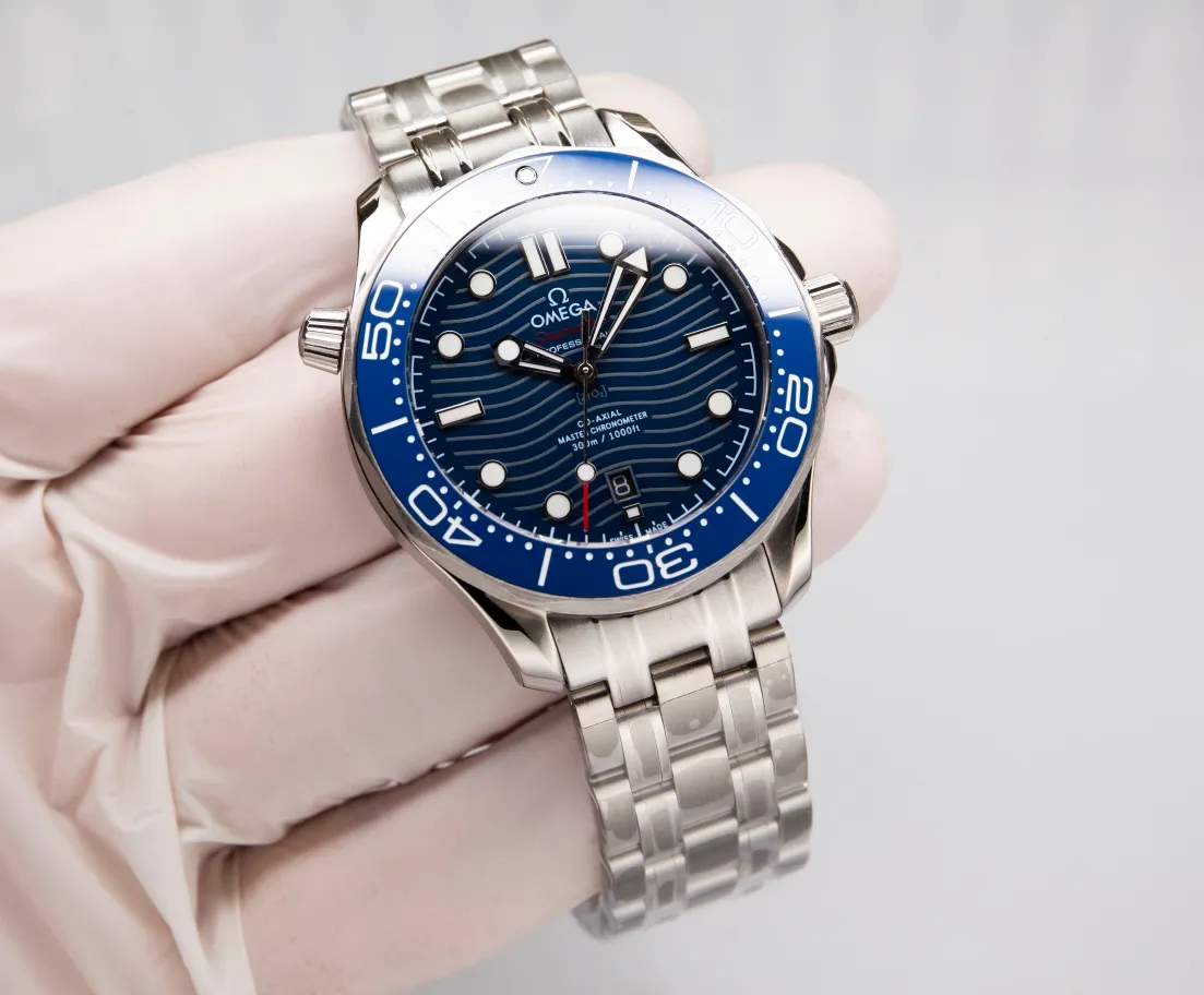 Omega Seamaster Series 300-meter Diving Watch [Movement] 💯 Brand new Citizen fully automatic mechanical movement imported from Japan with the latest 8800 deck, truly all metal, truly all gemstone eyes! It truly achieves zero repairs, accurate delivery, and combines practicality and beauty! 100% waterproof. [Glass] High-definition double-bore sapphire glass [Ceramic ring] Use imported ceramic ring with 12-point sapphire moonlight beads (beautiful/high-end) [Pointers] Super-LumiNova luminous coating, blue and green two-color luminous, minute hand green luminous display with green luminous dot on the bezel for diving oxygen countdown [Literal] Corresponds to the counter Seamaster 300 porcelain surface craftsmanship (visual effect beats ordinary oil pressure) [Case] Made of 316L fine steel case, equipped with the only original ceramic one-way rotating chronograph ring in its class. The pressure relief valve on the side of the case is the same as the original one. Table diameter 42/11mm, official perfect size