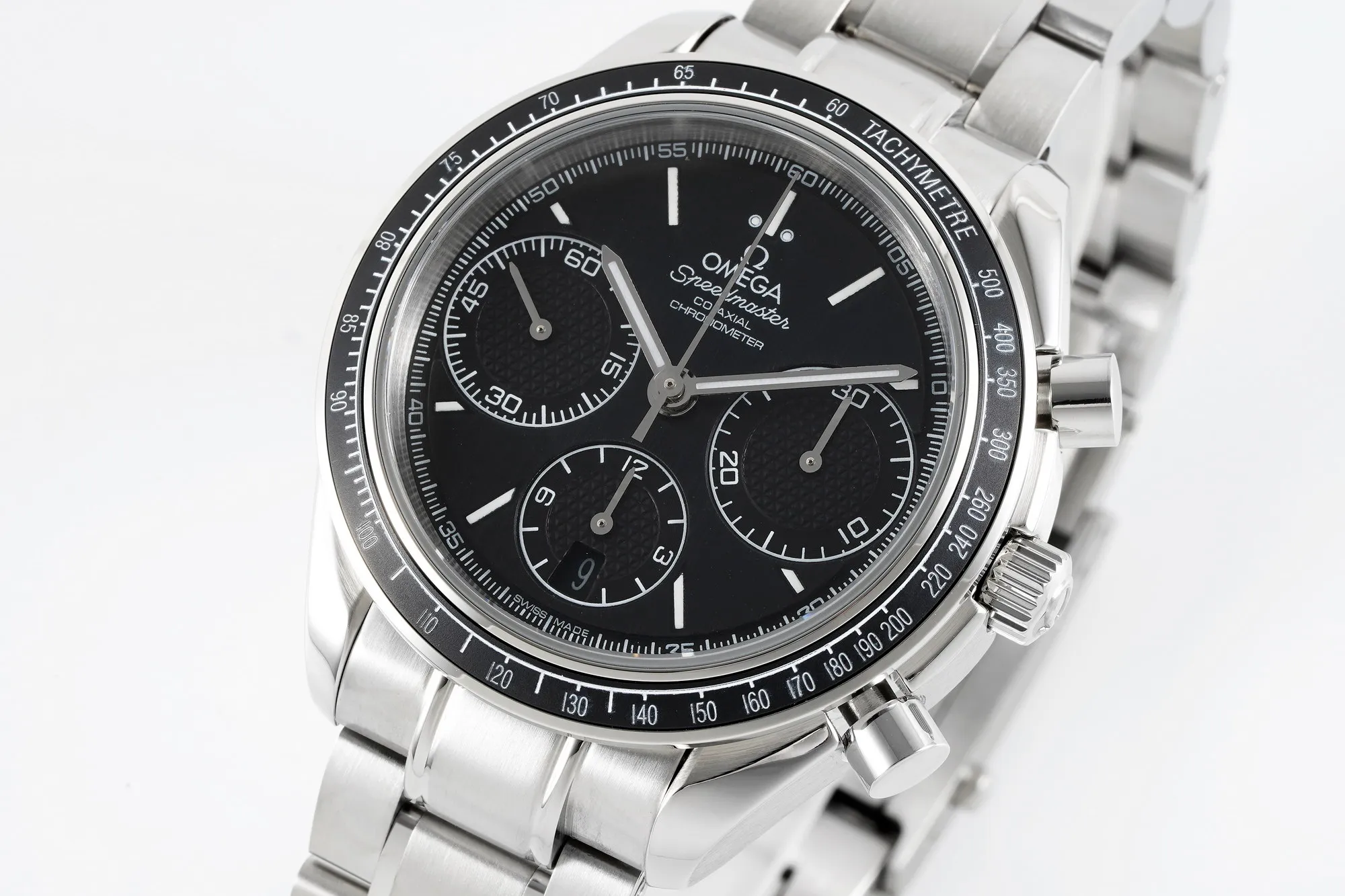 【Top Replica】💰Private chat! Omega Speedmaster series 326.32.40.50.06.001 multi-function chronograph watch. The synchronous counter is 40mm in size and uses the 7750 chronograph movement to make it more stable and durable, creating an original quality copy of the Omega Speedmaster series watch. [Appearance] Purchase genuine products for disassembly and mapping. They have the same stepped watch case cover, the same CNC polishing level, and the same thickness size. The entire watch accessories, including the strap lug screws, are perfectly interchangeable with the genuine products. [Disk surface] The dial adopts the same grain texture and radial pattern lettering as the original product, and uses the same frosted fine particle lettering as the original. The overall density of the particles is consistent with the original product. The same light source reflection as the original product can be seen at any angle. Each number, word nail, logo, is independently molded using genuine craftsmanship materials. After several sets of molds, the three-dimensional beauty is finally consistent with the original version. [Mirror] Double-sided blue-coated curved sapphire glass mirror, double-sided chamfered and smooth edges, and the thickness arc reaches the strict tolerance standard of 0.03. Scratch-resistant and wear-resistant, crystal clear. [Waterproof] The lock-type crown has been tested repeatedly and is consistent with the original product. The waterproof depth is 100 meters. [Strap] The rubber strap follows strict standards from the raw material. Every detail has been polished repeatedly and is of the highest quality. It is soft and delicate, fits the wrist and is comfortable to wear. Every inch of stitching and every detail, including the number, is consistent with the original. [Watch Buckle] The brushed texture of the watch buckle is fine and neat, and the depth of the drawing is exactly the same as the original. Not only the density of the drawing is fine and consistent, but also the depth of the drawing is consistent with the original. The watch buckle is deeply restored, which solves the embarrassing problem of the buckle becoming loose after being used for a period of time. The watch buckle still fits tightly after being used for a long time, and the crisp sound of the buckle is also deeply restored.
