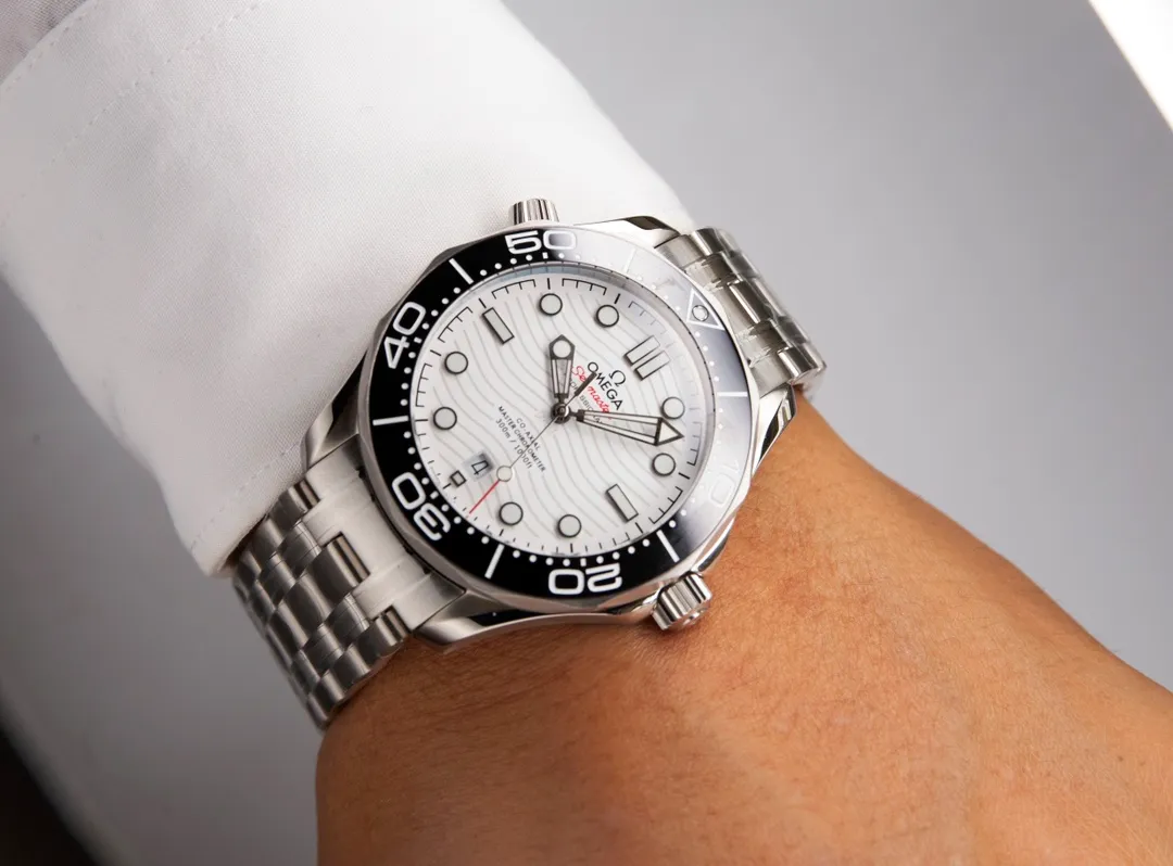 Omega Seamaster Series 300-meter Diving Watch [Movement] 💯 Brand new Citizen fully automatic mechanical movement imported from Japan with the latest 8800 deck, truly all metal, truly all gemstone eyes! It truly achieves zero repairs, accurate delivery, and combines practicality and beauty! 100% waterproof. [Glass] High-definition double-bore sapphire glass [Ceramic ring] Use imported ceramic ring with 12-point sapphire moonlight beads (beautiful/high-end) [Pointers] Super-LumiNova luminous coating, blue and green two-color luminous, minute hand green luminous display with green luminous dot on the bezel for diving oxygen countdown [Literal] Corresponds to the counter Seamaster 300 porcelain surface craftsmanship (visual effect beats ordinary oil pressure) [Case] Made of 316L fine steel case, equipped with the only original ceramic one-way rotating chronograph ring in its class. The pressure relief valve on the side of the case is the same as the original one. Table diameter 42/11mm, official perfect size