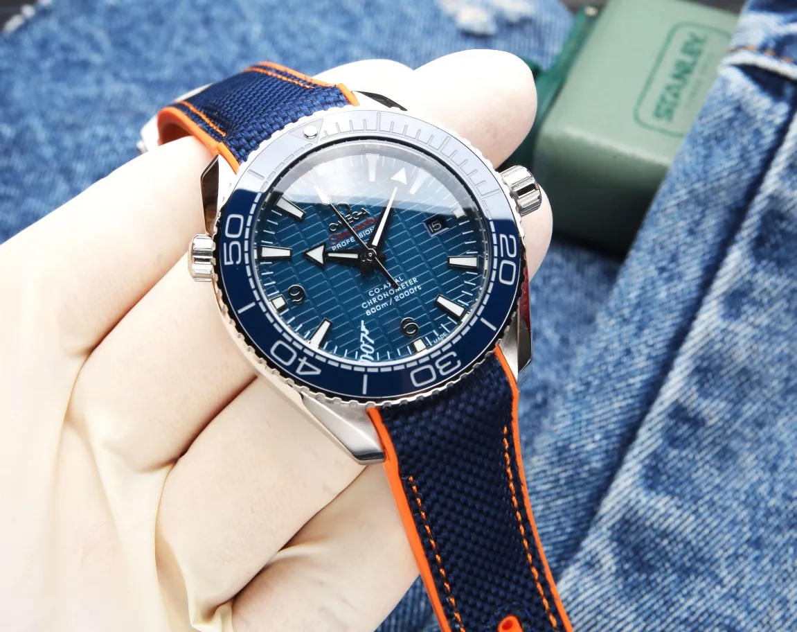 【Top replica】💰2400! The latest in 2022-[Rose][Rose] Big factory products-Omega-Seamaster 600m series! The new Omega Seamaster 600-meter diving watch is the most popular watch recently and its popularity is so high🔥🔥🔥 In terms of case workmanship, it has been upgraded to a higher level. The case is alternately brushed and polished, and the sides of the case are brushed to form a light and dark effect (the "twisted lugs" formed by the combination of brushing and polishing are a major feature of Omega), making it rich in texture. 💙We are committed to configuring tapes that are comparable to the workmanship of major manufacturers. The official website synchronizes the ice blue night light with super strong, special ceramic ring mouth, size 43MM, equipped with Swiss 2836 new machine, creating a high-quality series with zero repair.