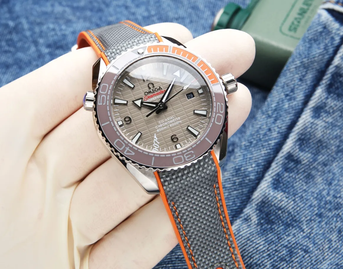 【Top replica】💰2400! The latest in 2022-[Rose][Rose] Big factory products-Omega-Seamaster 600m series! The new Omega Seamaster 600-meter diving watch is the most popular watch recently and its popularity is so high🔥🔥🔥 In terms of case workmanship, it has been upgraded to a higher level. The case is alternately brushed and polished, and the sides of the case are brushed to form a light and dark effect (the "twisted lugs" formed by the combination of brushing and polishing are a major feature of Omega), making it rich in texture. 💙We are committed to configuring tapes that are comparable to the workmanship of major manufacturers. The official website synchronizes the ice blue night light with super strong, special ceramic ring mouth, size 43MM, equipped with Swiss 2836 new machine, creating a high-quality series with zero repair.
