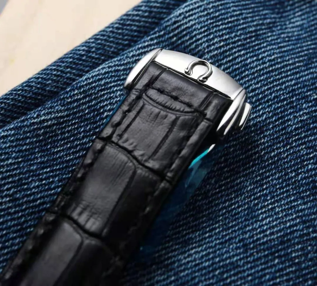 【Top replica】💰2400! The latest in 2022-[Rose][Rose] Big factory products-Omega-Seamaster 600m series! The new Omega Seamaster 600-meter diving watch is the most popular watch recently and its popularity is so high🔥🔥🔥 In terms of case workmanship, it has been upgraded to a higher level. The case is alternately brushed and polished, and the sides of the case are brushed to form a light and dark effect (the "twisted lugs" formed by the combination of brushing and polishing are a major feature of Omega), making it rich in texture. 💙We are committed to configuring tapes that are comparable to the workmanship of major manufacturers. The official website synchronizes the ice blue night light with super strong, special ceramic ring mouth, size 43MM, equipped with Swiss 2836 new machine, creating a high-quality series with zero repair.