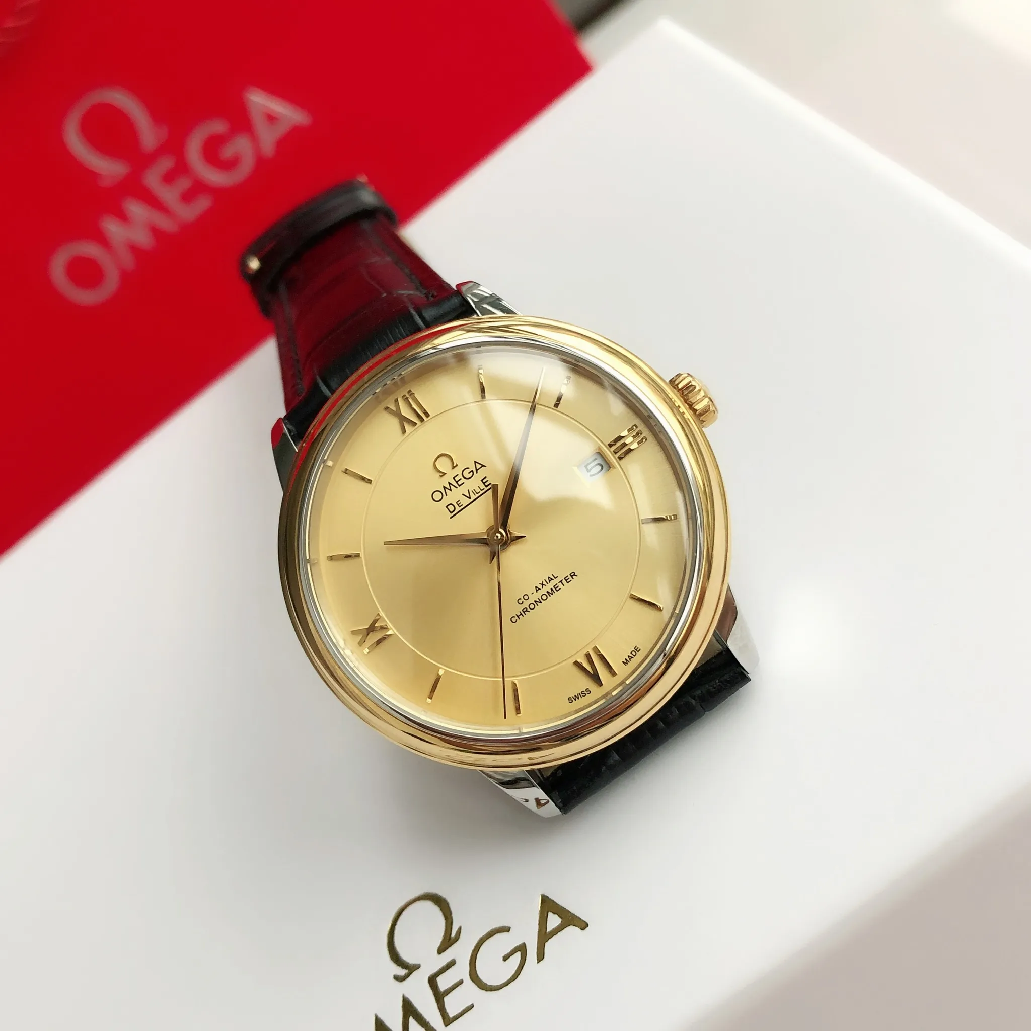 【High-end replica】💰1160! 【Customized all-in-one machine】💰1720! 2023 upgraded blockbuster model - Omega Butterfly De Ville series men's watch [Casual, simple and classic hot model] After the De Ville series was discontinued last year, the factory persisted in adhering to the concept of providing better prices and being more people-friendly. It spent nearly a year strictly controlling and selecting high-quality suppliers of various accessories. Thanks to the strong support of a replica factory, it has worked hard to create today's upgraded and high-quality products at the same price‼ ️ This upgrade uses the same-level lettering from a certain factory, corrects the original synchronous stretch clasp, and passes the factory damage test to ensure excellent quality [Movement] Equipped with zero repair 💯 Brand new Citizen 9015 all-in-one automatic mechanical movement, precise travel time and long-lasting, highly recognized by watch friends [Case] 316L stainless steel case, modified and beautiful body The bottom cover is embossed according to the original synchronized track text. The 39.5mm shell size adheres to the same original details. Curved dial. 100-meter depth waterproof. Scratch-resistant sapphire mirror. [Bracelet] Use 316L stainless steel bracelet with original folding stretch buckle of the same material or calfskin strap. This picture is a real shot of a customized all-in-one machine!