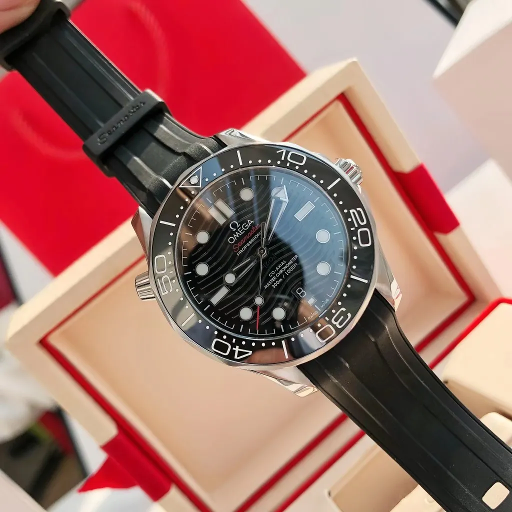 【High-end replica】💰1160! 【Customized all-in-one machine】💰1720! Omega Seamaster's new upgraded version of Seamaster 300 meters has arrived. It continues to adhere to practical value, delve into appearance details, and import an all-in-one movement. There is no best, only a better upgrade concept. It will once again push the entire series of Seamaster watches with the new Citizen movement to the top!  [Upgrade 1] Corrected the bezel to match the color of the letter, synchronized with the original genuine sunken luminous pearl, and the luminous color is synchronized [Upgrade 2] Corrected the original synchronized 8800 movement automatic hammer, effectively combined with the durability of the imported 9015 movement, and more intuitively close to the original [Upgrade 3] Upgraded the arched scratch-resistant sapphire glass mirror, since then‼ ️ All watches are made of sapphire glass [Upgrade 4] Using original genuine CNC molds, perfectly copying the same shell shape and band-shaped curvature of the genuine products. The appearance similarity with the genuine products is indistinguishable. The pictures were taken on a customized all-in-one machine!