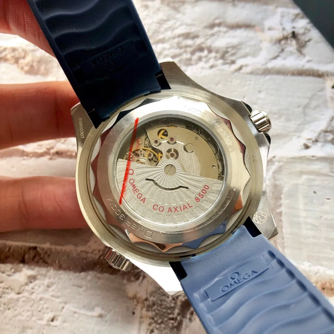 【High-end replica】💰970! The Omega Seamaster series is made of ceramic rings with strict and consistent details. 🇨🇳Original synchronization, the same size of 42mm, equipped with a fully automatic imported Citizen 8215 mechanical movement. On the occasion of the 25th anniversary of the launch of the diving watch, the new classic Seamaster series 300-meter diving watch was born against this background. This watch produced by Qiao Qiao really innovates and changes the brand's Haima series from the inside out.