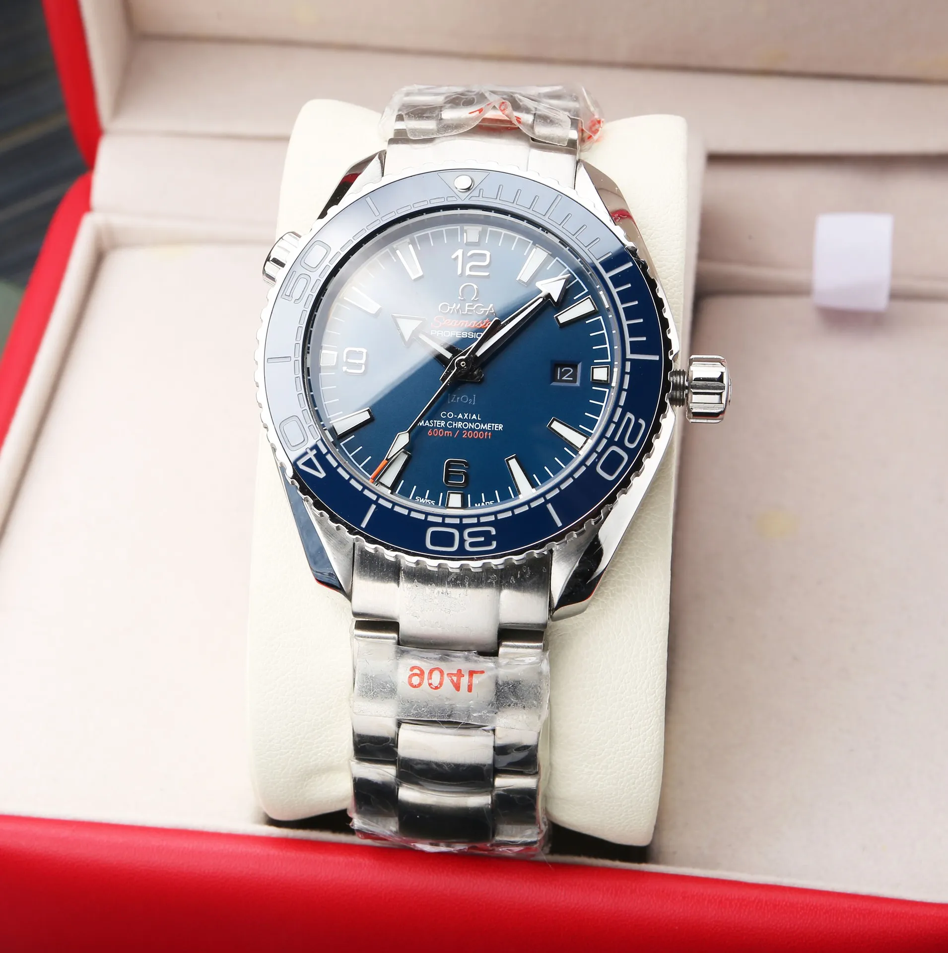 【High-end replica】💰1240! 【Customized all-in-one machine】💰1720! Omega-Seamaster 600m series! The new Omega Seamaster 600-meter diving watch is the most popular watch recently and its popularity is so high🔥🔥🔥 In terms of case workmanship, it has been upgraded to a higher level. The case is alternately brushed and polished, and the sides of the case are brushed to form a light and dark effect (the "twisted lugs" formed by the combination of brushing and polishing are a major feature of Omega), making it rich in texture. 💙We are committed to configuring tapes that are comparable to the workmanship of major manufacturers. The official website synchronizes the ice blue night light with super strong, special ceramic ring mouth, size 43MM, equipped with original Citizen new machine, creating a high-quality series with zero repair.
