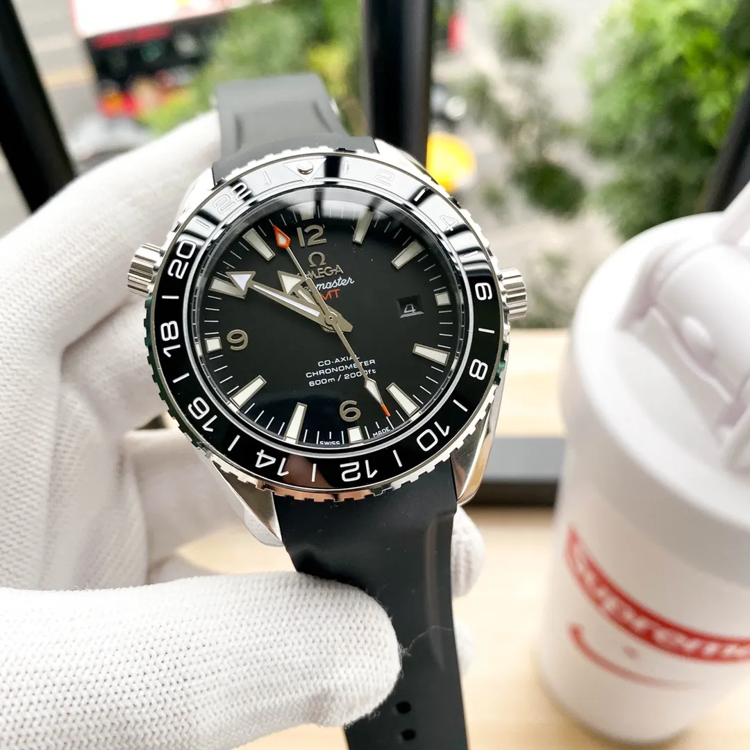 【Foreign trade import】💰2560! OMEGA GMT SEAMASTER Seamaster Planet Ocean 600m [GMT needle can be monotonous] (the ice blue luminous light is consistent with the original) is made of top-grade 316L stainless steel, with a ceramic bezel that rotates in one direction. The dial fonts use hydraulic printing technology, and the three-dimensional effect perfectly restores the original effect. The central hands and hour scales are filled with luminous and double-color luminous, consistent with the original. The central red triangle pointer is the GMT pointer and the inner bezel can be used to obtain the second regional time. There is a calendar display window at the 3 o'clock position; the screw-in crown can be pulled out to the first position to adjust the calendar independently, and the second position can be pulled out to adjust the hours, minutes, and seconds. Also calibrate the GMT pointer. After the hour hand rotates for 24 hours, the calendar will jump. All the above functions are synchronized with the original ones; the strap is made of natural rubber and is made of double-layer strap, and the textile pattern of the strap is restored. Equipped with a folding clasp, the strap is as soft as the original and is very comfortable to wear. Equipped with Hong Kong Zhengmingzhu (non-market domestic movement), it promises that each watch will leave the factory with a time error of within 10 seconds.