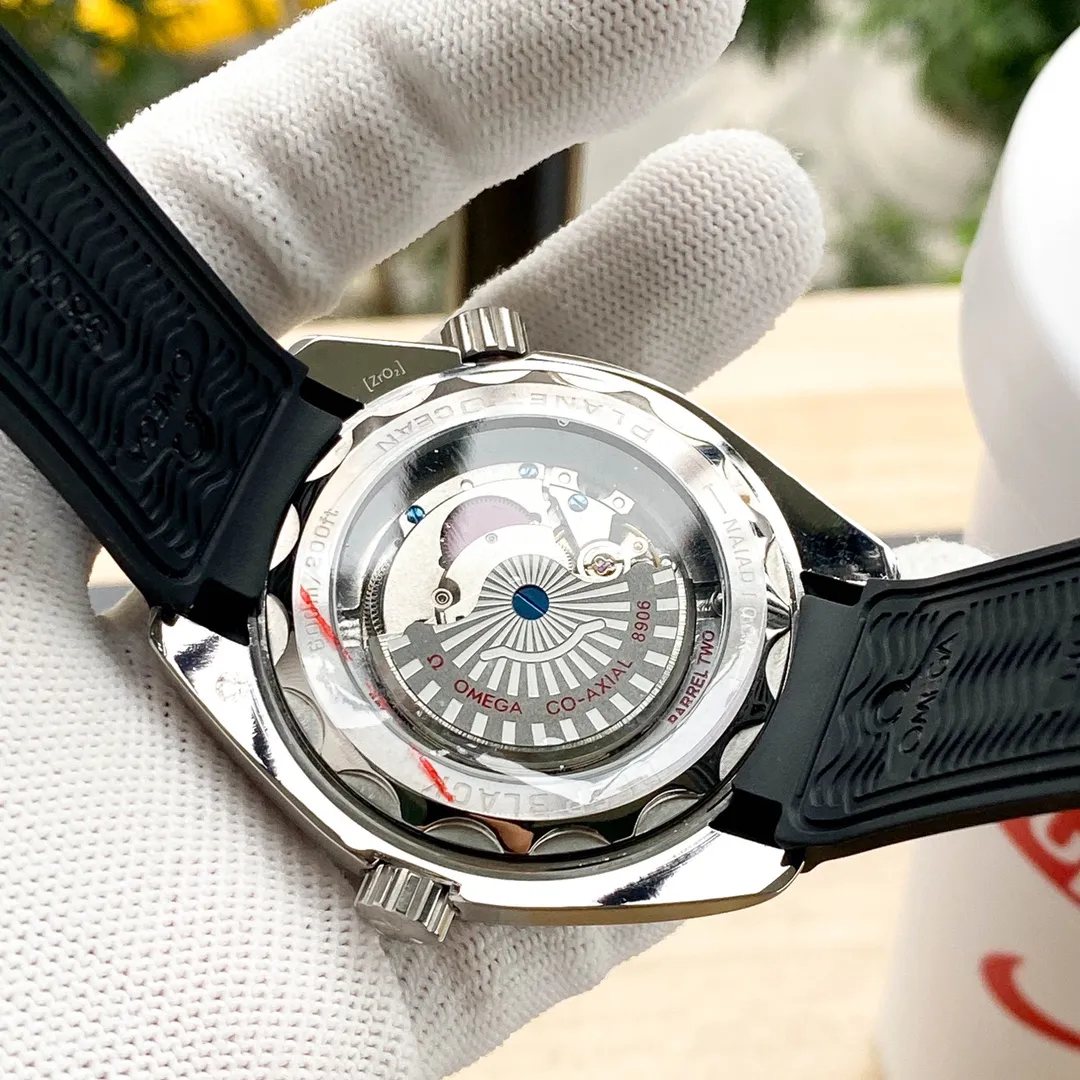 【Foreign trade import】💰2560! OMEGA GMT SEAMASTER Seamaster Planet Ocean 600m [GMT needle can be monotonous] (the ice blue luminous light is consistent with the original) is made of top-grade 316L stainless steel, with a ceramic bezel that rotates in one direction. The dial fonts use hydraulic printing technology, and the three-dimensional effect perfectly restores the original effect. The central hands and hour scales are filled with luminous and double-color luminous, consistent with the original. The central red triangle pointer is the GMT pointer and the inner bezel can be used to obtain the second regional time. There is a calendar display window at the 3 o'clock position; the screw-in crown can be pulled out to the first position to adjust the calendar independently, and the second position can be pulled out to adjust the hours, minutes, and seconds. Also calibrate the GMT pointer. After the hour hand rotates for 24 hours, the calendar will jump. All the above functions are synchronized with the original ones; the strap is made of natural rubber and is made of double-layer strap, and the textile pattern of the strap is restored. Equipped with a folding clasp, the strap is as soft as the original and is very comfortable to wear. Equipped with Hong Kong Zhengmingzhu (non-market domestic movement), it promises that each watch will leave the factory with a time error of within 10 seconds.