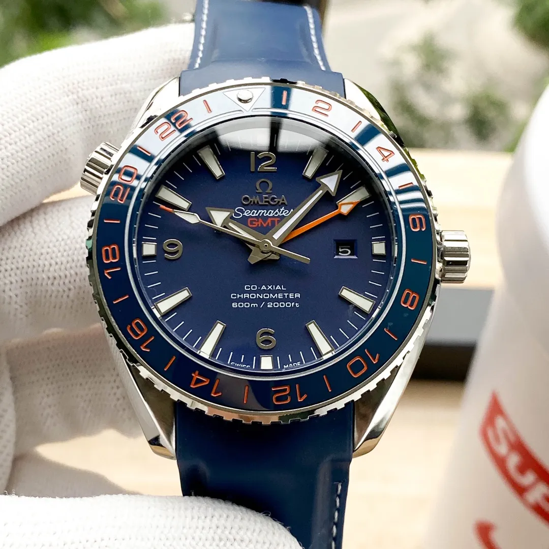 【Foreign trade import】💰2560! OMEGA GMT SEAMASTER Seamaster Planet Ocean 600m [GMT needle can be monotonous] (the ice blue luminous light is consistent with the original) is made of top-grade 316L stainless steel, with a ceramic bezel that rotates in one direction. The dial fonts use hydraulic printing technology, and the three-dimensional effect perfectly restores the original effect. The central hands and hour scales are filled with luminous and double-color luminous, consistent with the original. The central red triangle pointer is the GMT pointer and the inner bezel can be used to obtain the second regional time. There is a calendar display window at the 3 o'clock position; the screw-in crown can be pulled out to the first position to adjust the calendar independently, and the second position can be pulled out to adjust the hours, minutes, and seconds. Also calibrate the GMT pointer. After the hour hand rotates for 24 hours, the calendar will jump. All the above functions are synchronized with the original ones; the strap is made of natural rubber and is made of double-layer strap, and the textile pattern of the strap is restored. Equipped with a folding clasp, the strap is as soft as the original and is very comfortable to wear. Equipped with Hong Kong Zhengmingzhu (non-market domestic movement), it promises that each watch will leave the factory with a time error of within 10 seconds.