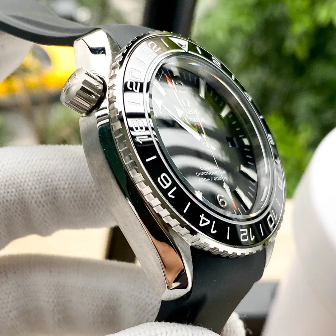 【Foreign trade import】💰2560! OMEGA GMT SEAMASTER Seamaster Planet Ocean 600m [GMT needle can be monotonous] (the ice blue luminous light is consistent with the original) is made of top-grade 316L stainless steel, with a ceramic bezel that rotates in one direction. The dial fonts use hydraulic printing technology, and the three-dimensional effect perfectly restores the original effect. The central hands and hour scales are filled with luminous and double-color luminous, consistent with the original. The central red triangle pointer is the GMT pointer and the inner bezel can be used to obtain the second regional time. There is a calendar display window at the 3 o'clock position; the screw-in crown can be pulled out to the first position to adjust the calendar independently, and the second position can be pulled out to adjust the hours, minutes, and seconds. Also calibrate the GMT pointer. After the hour hand rotates for 24 hours, the calendar will jump. All the above functions are synchronized with the original ones; the strap is made of natural rubber and is made of double-layer strap, and the textile pattern of the strap is restored. Equipped with a folding clasp, the strap is as soft as the original and is very comfortable to wear. Equipped with Hong Kong Zhengmingzhu (non-market domestic movement), it promises that each watch will leave the factory with a time error of within 10 seconds.