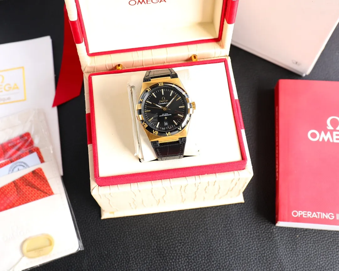 【High-end replica】💰1440! 【Customized all-in-one machine】💰1920! The fifth generation of OMEGA’s “Constellation Gents’” Constellation series still continues the classic star emblem and bezel claw elements, showing an elegant gentleman’s style. Size 39mm, equipped with 8900 fully automatic mechanical movement, sapphire mirror, made of German 316L stainless steel, top craftsmanship, original 1:1 replica and exclusive product! 🔥Top quality products with constant quality🔥