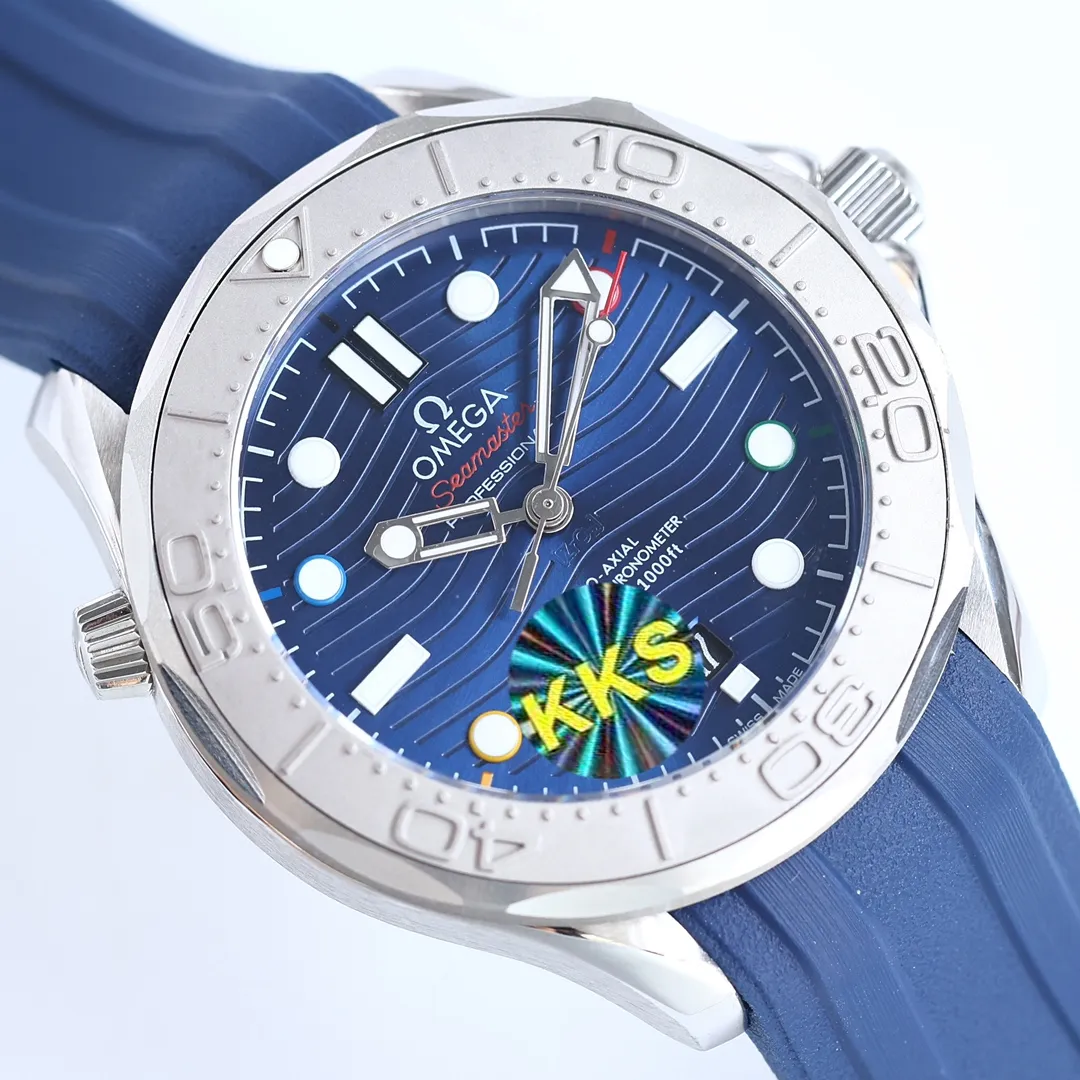 【Top replica】💰2900! Omega Seamaster series exclusive quality, exclusive packaging, always adhering to practical value, there is no best, only better upgrade concept, pushing the entire Omega Seamaster series of watches to the top again! In 2020, the official highly recommended Seamaster series 300-meter diving watch has exclusive quality on the entire network. [Movement] Equipped with 💯 brand new Japanese original Citizen 8215 automatic mechanical movement, original see-through design, corrected movement 8500 restoration all-in-one machine, 0️⃣repair, accurate running time, strong practicality, 100% waterproof [Glass] Double-bright Sapphire shock-proof and scratch-proof glass Equipped with arched wear-resistant and scratch-resistant glass, it is three-level waterproof and can swim with confidence🏊, watch diameter 39.5/11mm [Case] Made of 316L stainless steel case, equipped with the only original ceramic one-way rotating chronograph ring in its class [Belt] The buckle is polished from 316L fine steel, imported Italian cowhide and imported frog glue to show the endless quality. It is equipped with the only original Omega stretch buckle in its class, which can be finely adjusted. It is the best value in its class. Please certify the exclusive KKS details. The KKS exclusive quality code is 80456374. Welcome to compare the quality.