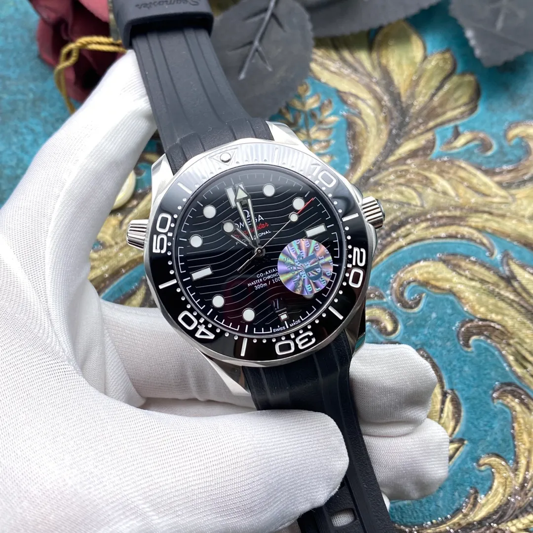 The OMEGA Seamaster 300 series has won the hearts of many people with its unique design and excellent performance. The watch inherits the glorious marine legend. Combining artistic innovation with current design concepts. Brand: OMEGA Series: Seamaster Diving 300 Meter Ocean Watch Movement: 8800 Strap: Nine-bead steel strap and rubber strap (1:1) Size: 42mm13mm Material: 316 stainless steel