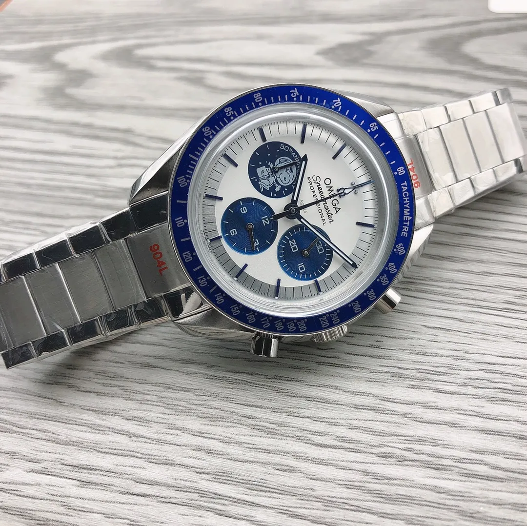 【Foreign Trade Import】💰1720! OMEGA 🎮K16 Speedmaster Series 310.32.42.50.02.001 "Snoopy Award" 50th Anniversary Watch This new product, known as the "Third Generation Snoopy Commemorative" watch, has attracted the attention of many people since its launch. The silver dial is decorated with angular hour markers and hands treated with blue PVD. The watch is equipped with a blue zirconia [ZrO2] ceramic bezel and is decorated with a white enamel tachymeter scale. The side of the 42mm stainless steel case has been finely polished to show a delicate luster, and it has a built-in imported VK chronograph quartz movement. 🎮Sanjie exquisitely recommends men’s multifunctional quartz watches. SJ carefully creates ultra-realistic photo shoots for you.