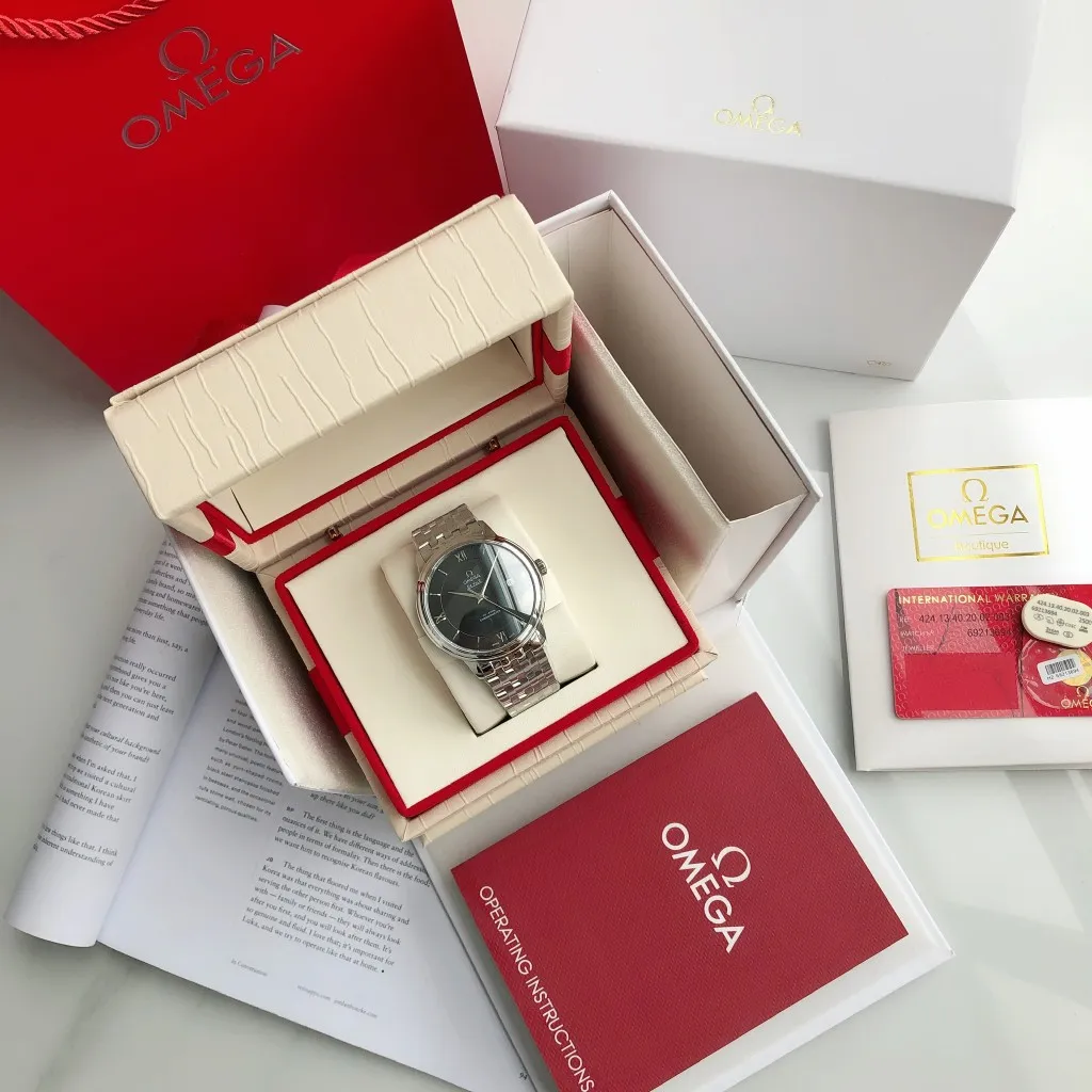 【High-end replica】💰1160! 【Customized all-in-one machine】💰1720! 2023 upgraded blockbuster model - Omega Butterfly De Ville series men's watch [Casual, simple and classic hot model] After the De Ville series was discontinued last year, the factory persisted in adhering to the concept of providing better prices and being more people-friendly. It spent nearly a year strictly controlling and selecting high-quality suppliers of various accessories. Thanks to the strong support of a replica factory, it has worked hard to create today's upgraded and high-quality products at the same price‼ ️ This upgrade uses the same-level lettering from a certain factory, corrects the original synchronous stretch clasp, and passes the factory damage test to ensure excellent quality [Movement] Equipped with zero repair 💯 Brand new Citizen 9015 all-in-one automatic mechanical movement, precise travel time and long-lasting, highly recognized by watch friends [Case] 316L stainless steel case, modified and beautiful body The bottom cover is embossed according to the original synchronized track text. The 39.5mm shell size adheres to the same original details. Curved dial. 100-meter depth waterproof. Scratch-resistant sapphire mirror. [Bracelet] Use 316L stainless steel bracelet with original folding stretch buckle of the same material or calfskin strap. This picture is a real shot of a customized all-in-one machine!