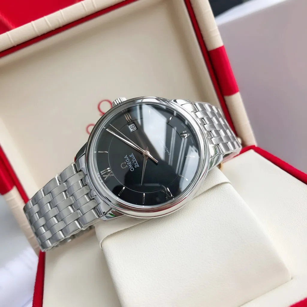 【High-end replica】💰1160! 【Customized all-in-one machine】💰1720! 2023 upgraded blockbuster model - Omega Butterfly De Ville series men's watch [Casual, simple and classic hot model] After the De Ville series was discontinued last year, the factory persisted in adhering to the concept of providing better prices and being more people-friendly. It spent nearly a year strictly controlling and selecting high-quality suppliers of various accessories. Thanks to the strong support of a replica factory, it has worked hard to create today's upgraded and high-quality products at the same price‼ ️ This upgrade uses the same-level lettering from a certain factory, corrects the original synchronous stretch clasp, and passes the factory damage test to ensure excellent quality [Movement] Equipped with zero repair 💯 Brand new Citizen 9015 all-in-one automatic mechanical movement, precise travel time and long-lasting, highly recognized by watch friends [Case] 316L stainless steel case, modified and beautiful body The bottom cover is embossed according to the original synchronized track text. The 39.5mm shell size adheres to the same original details. Curved dial. 100-meter depth waterproof. Scratch-resistant sapphire mirror. [Bracelet] Use 316L stainless steel bracelet with original folding stretch buckle of the same material or calfskin strap. This picture is a real shot of a customized all-in-one machine!