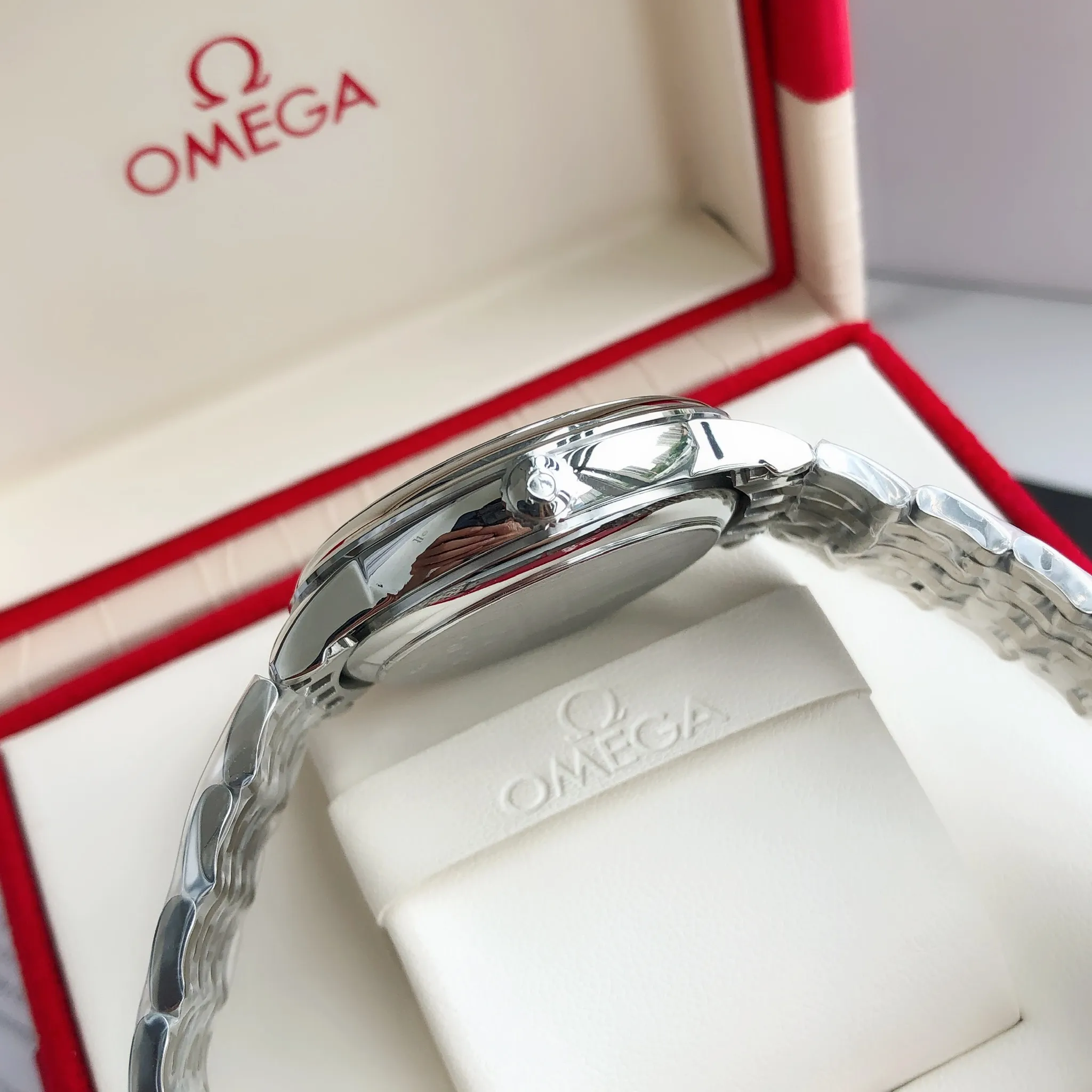 【High-end replica】💰1160! 【Customized all-in-one machine】💰1720! 2023 upgraded blockbuster model - Omega Butterfly De Ville series men's watch [Casual, simple and classic hot model] After the De Ville series was discontinued last year, the factory persisted in adhering to the concept of providing better prices and being more people-friendly. It spent nearly a year strictly controlling and selecting high-quality suppliers of various accessories. Thanks to the strong support of a replica factory, it has worked hard to create today's upgraded and high-quality products at the same price‼ ️ This upgrade uses the same-level lettering from a certain factory, corrects the original synchronous stretch clasp, and passes the factory damage test to ensure excellent quality [Movement] Equipped with zero repair 💯 Brand new Citizen 9015 all-in-one automatic mechanical movement, precise travel time and long-lasting, highly recognized by watch friends [Case] 316L stainless steel case, modified and beautiful body The bottom cover is embossed according to the original synchronized track text. The 39.5mm shell size adheres to the same original details. Curved dial. 100-meter depth waterproof. Scratch-resistant sapphire mirror. [Bracelet] Use 316L stainless steel bracelet with original folding stretch buckle of the same material or calfskin strap. This picture is a real shot of a customized all-in-one machine!