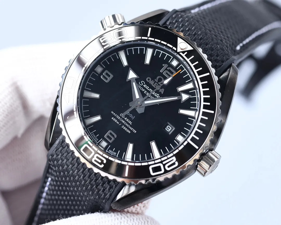 Omega Planet Ocean 600 meters, the entire series of watches once again reaches the top! Five codes in one, warranty card, diamond card, observatory certification card, hang tag, etc. Exclusive number 87895505, exclusive quality, exclusive packaging. In 2021, the official website strongly recommends the exclusive quality of the Seamaster series 600-meter diving watch. [Model] 215.32.44.21.01.001 [Movement] Equipped with 8900/8906 automatic mechanical movement, original see-through design, corrected movement, accurate running time, strong practicality, 100% waterproof [Glass] With arched wear-resistant glass, diameter 43.5mm, thickness 15.5mm [Case] Made of 316L stainless steel, post-processed and polished, equipped with the only original ceramic ring in its class with an original one-way rotating timing ring. [Watch strap] Belt/tape/steel strap, buckle steel strap 316L fine steel brushed and polished, Italian imported cowhide with imported frog glue, steel strap with same-level original Omega stretch buckle, same-level value, please certify exclusive details, exclusive quality code is 87895505 Authentic copy-Reprint🔥Top product, high quality products constantly🔥