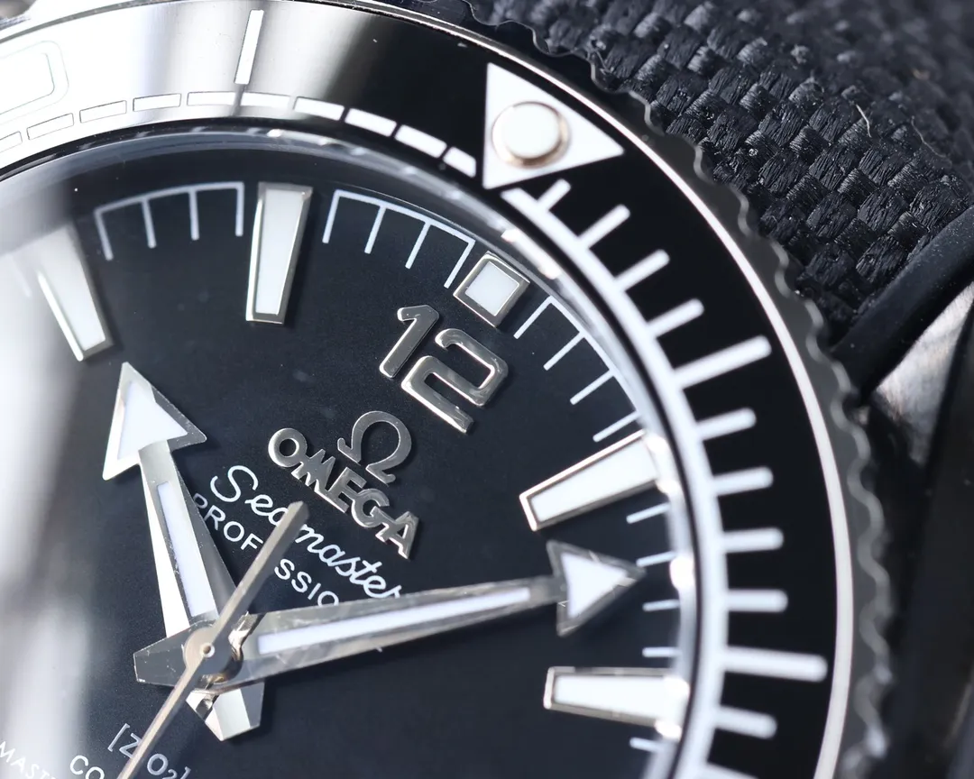 Omega Planet Ocean 600 meters, the entire series of watches once again reaches the top! Five codes in one, warranty card, diamond card, observatory certification card, hang tag, etc. Exclusive number 87895505, exclusive quality, exclusive packaging. In 2021, the official website strongly recommends the exclusive quality of the Seamaster series 600-meter diving watch. [Model] 215.32.44.21.01.001 [Movement] Equipped with 8900/8906 automatic mechanical movement, original see-through design, corrected movement, accurate running time, strong practicality, 100% waterproof [Glass] With arched wear-resistant glass, diameter 43.5mm, thickness 15.5mm [Case] Made of 316L stainless steel, post-processed and polished, equipped with the only original ceramic ring in its class with an original one-way rotating timing ring. [Watch strap] Belt/tape/steel strap, buckle steel strap 316L fine steel brushed and polished, Italian imported cowhide with imported frog glue, steel strap with same-level original Omega stretch buckle, same-level value, please certify exclusive details, exclusive quality code is 87895505 Authentic copy-Reprint🔥Top product, high quality products constantly🔥
