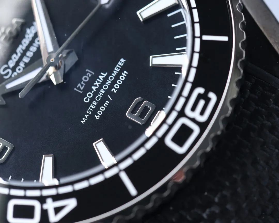 Omega Planet Ocean 600 meters, the entire series of watches once again reaches the top! Five codes in one, warranty card, diamond card, observatory certification card, hang tag, etc. Exclusive number 87895505, exclusive quality, exclusive packaging. In 2021, the official website strongly recommends the exclusive quality of the Seamaster series 600-meter diving watch. [Model] 215.32.44.21.01.001 [Movement] Equipped with 8900/8906 automatic mechanical movement, original see-through design, corrected movement, accurate running time, strong practicality, 100% waterproof [Glass] With arched wear-resistant glass, diameter 43.5mm, thickness 15.5mm [Case] Made of 316L stainless steel, post-processed and polished, equipped with the only original ceramic ring in its class with an original one-way rotating timing ring. [Watch strap] Belt/tape/steel strap, buckle steel strap 316L fine steel brushed and polished, Italian imported cowhide with imported frog glue, steel strap with same-level original Omega stretch buckle, same-level value, please certify exclusive details, exclusive quality code is 87895505 Authentic copy-Reprint🔥Top product, high quality products constantly🔥