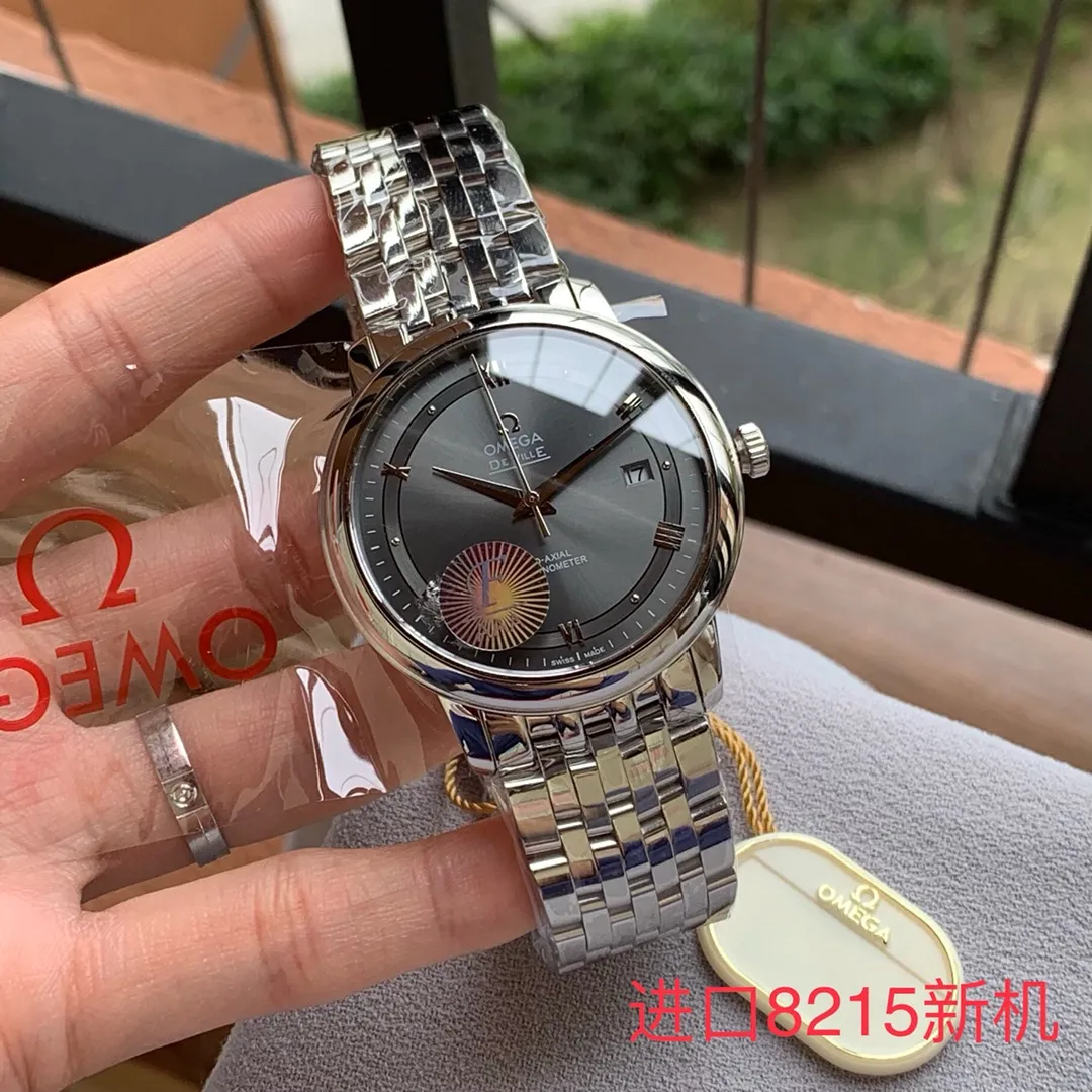 【High-end replica】💰960! 【Top replica】💰1840! Omega Die Flying Series Movement: Purely imported Citizen 8215 new machine from Japan Case material: 316L stainless steel CNC engraving Ultra-precision Waterproof depth 100 meters🏊‍♀️🏊🏊 Literal: The latest version of the De Ville orbit dial, the pins are butt welded and inlaid with the same process as genuine products (the first in the industry) Diameter: 39.5*9.7mm (the only one on the market that is consistent with the genuine products) Product grade: Super A Glass: Imported sapphire glass (0 difference in exposure and transparency compared to the original) Belt: Genuine American alligator leather strap (black/brown): 316L steel professionally polished by top masters/gloss/roundness/comfort/same quality as genuine Buttons: Original easy-to-tie pin buckle Bottom cover: Brushed process ➕The fineness of the embossed LOGO can be magnified and refined.