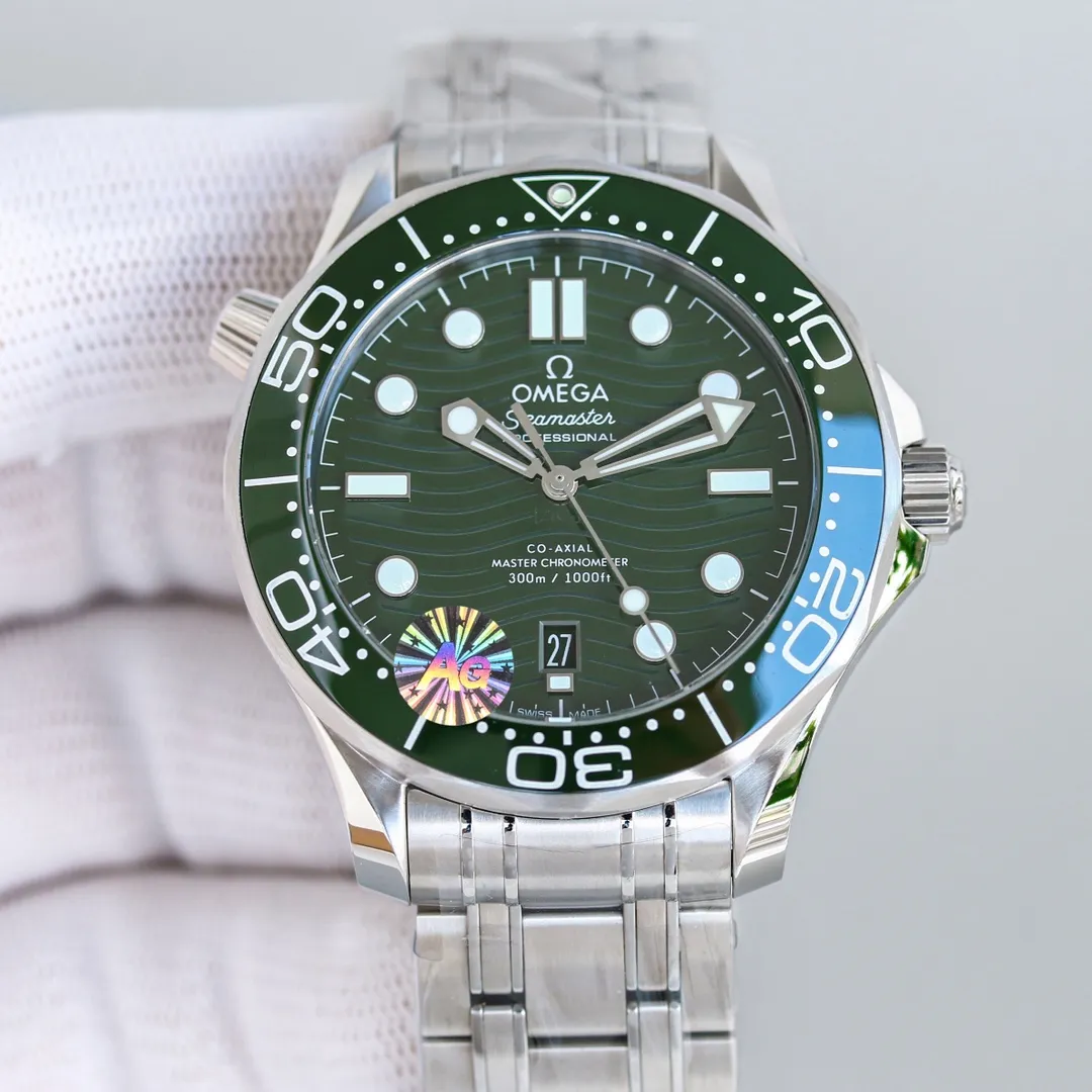 【Top replica】💰4500! The arrival of the green seahorse [celebration] interprets the legend of the ocean with the green of the sea! Omega's 2022 new Green Seamaster uses the Double T black balance wheel 8800 movement, a 42 mm case, a laser-engraved corrugated dial, hollow hands and an ammonia exhaust valve. The color scheme uses a classic green dial with a green bezel. The dial and bezel are of the same color. It is a classic configuration among the Omega Seamaster 300-meter diving watches. Black and blue (the two most classic ones) are both in this way. This configuration shows the charm of green to the greatest extent and is full of vitality. The new green model uses a 42mm stainless steel case, a green ceramic dial with laser-engraved ripple patterns, hour markers and hands covered with white Super-LumiNova, and a calendar window at 6 o'clock. The unidirectional rotating bezel is also made of green ceramic material, and the bright bezel is decorated with a white enamel diving scale, echoing the overall design. The LOGO, signature, etc. on the dial are also all in white, and the color matching and details are as pure as possible, highlighting the beauty of green.