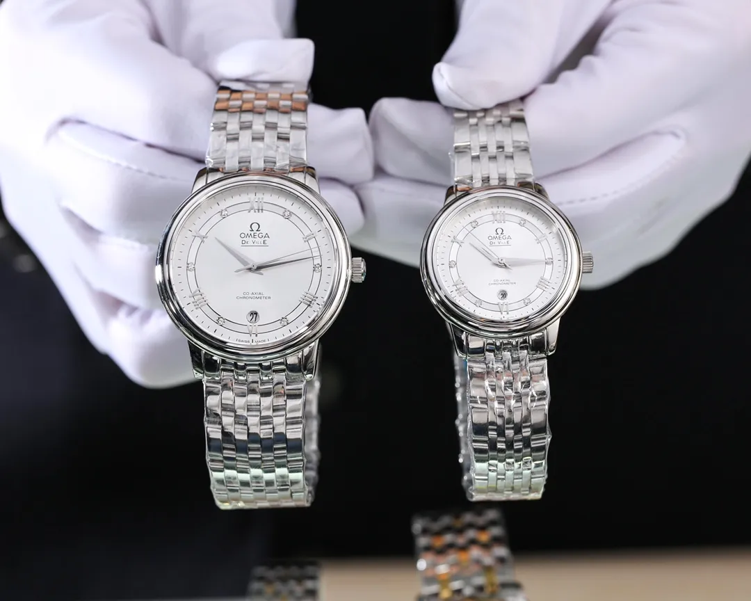 【Foreign Trade Import】💰740 each! Omega (De Ville Series) Type: Boutique Couple's Watch (Top) [Best Companion] Strap: 316L stainless steel strap Movement: Japanese quartz movement (accurate) from original import Material: Coated mineral mirror (scratch-resistant) Top-notch creation, noble and harmonious, atmospheric style, top quality, both owned Size: Men's diameter 40mm thick 8mm, women's diameter 32mm thick 8mm jointly launched! Welcome to reprint!
