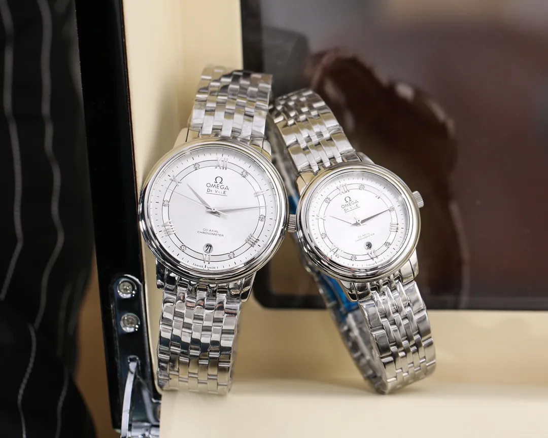 【Foreign Trade Import】💰740 each! Omega (De Ville Series) Type: Boutique Couple's Watch (Top) [Best Companion] Strap: 316L stainless steel strap Movement: Japanese quartz movement (accurate) from original import Material: Coated mineral mirror (scratch-resistant) Top-notch creation, noble and harmonious, atmospheric style, top quality, both owned Size: Men's diameter 40mm thick 8mm, women's diameter 32mm thick 8mm jointly launched! Welcome to reprint!